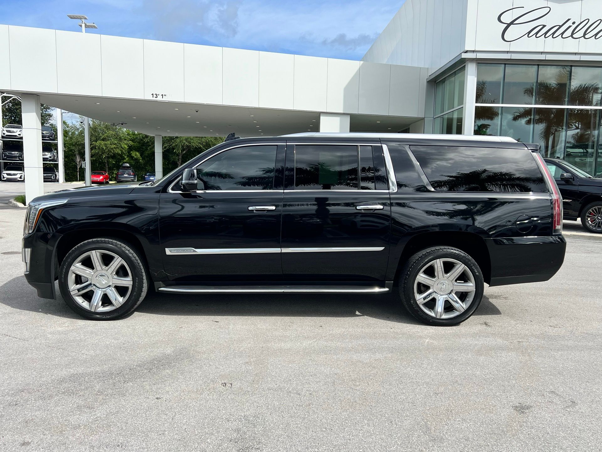 2017 Cadillac Escalade ESV Luxury 29