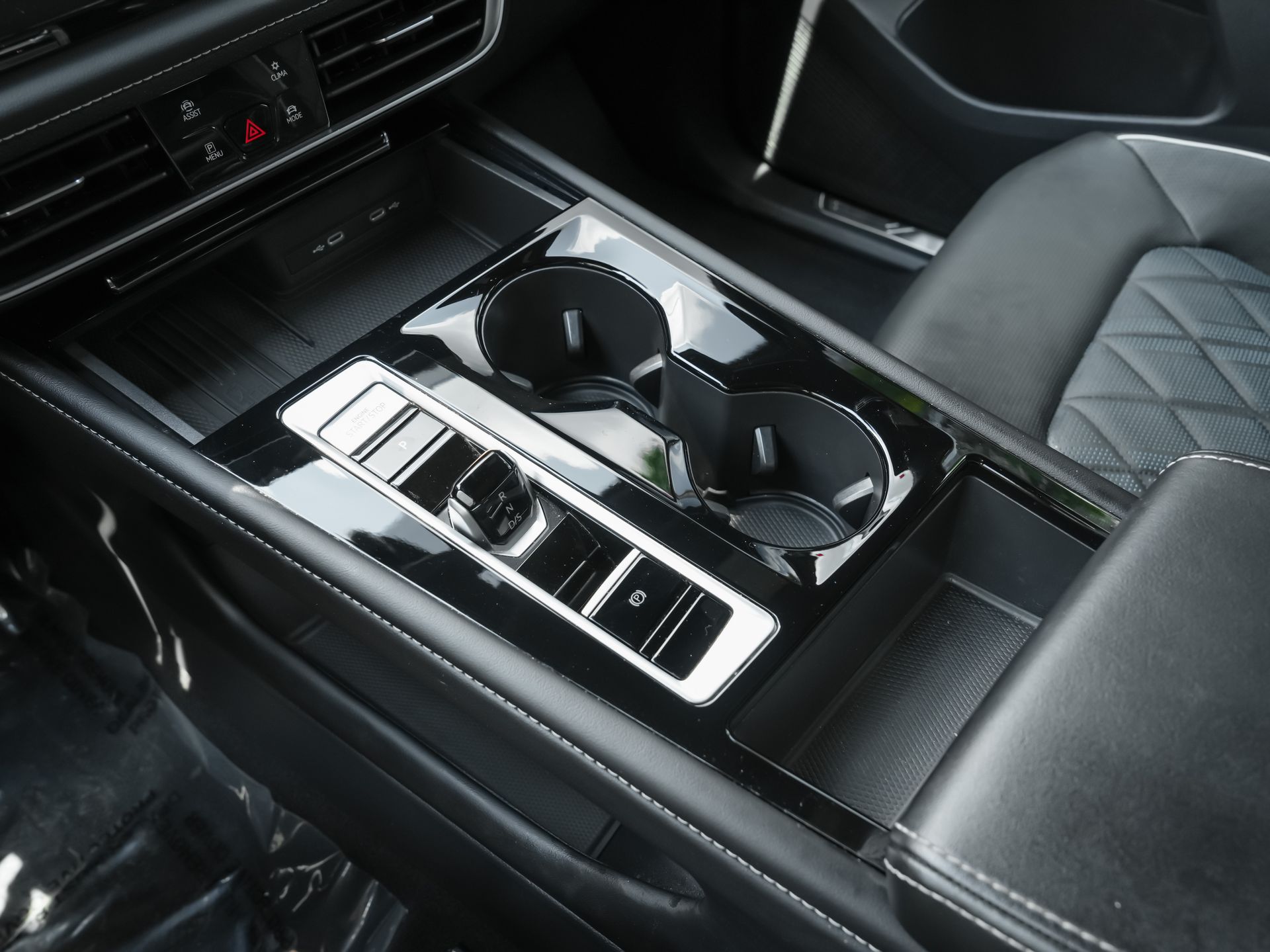 2025 Volkswagen Atlas Cross Sport SEL Premium R-LINE - Photo 13