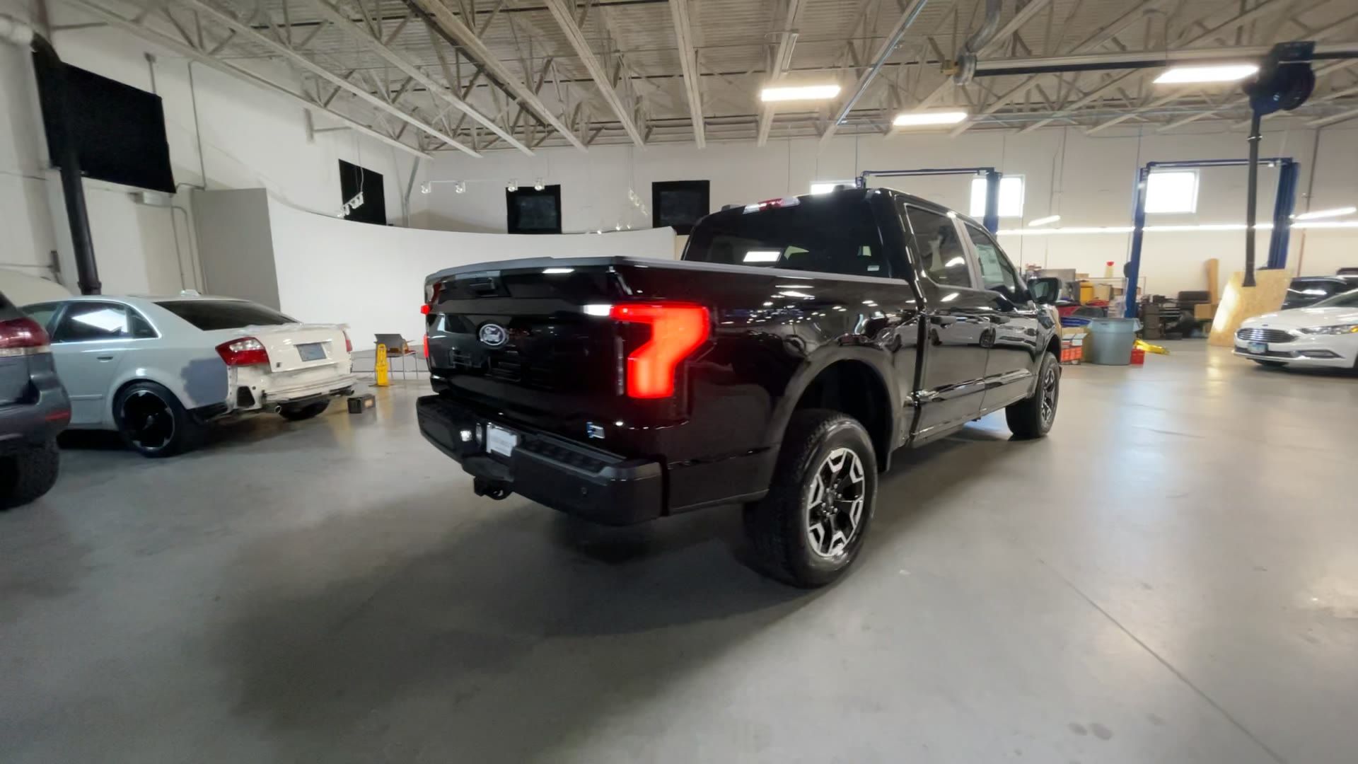 2024 Ford F-150 Lightning Pro - Photo 10