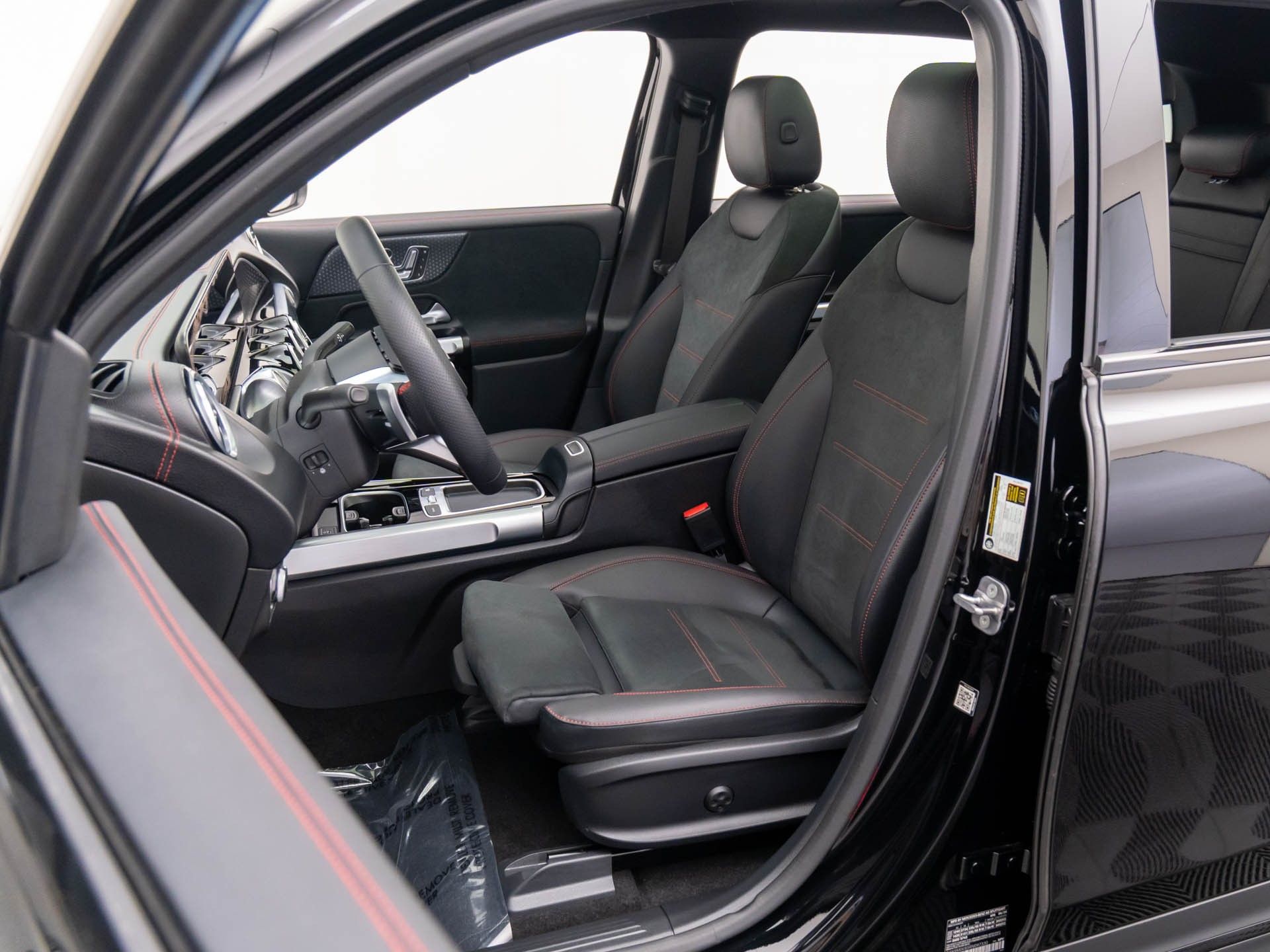 2024 Mercedes-Benz EQB 300 photo