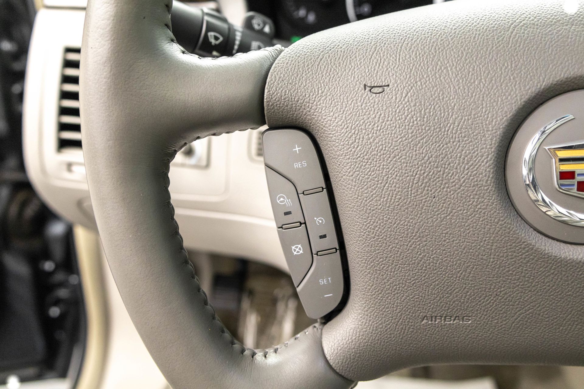 2011 CADILLAC DTS - Image 19