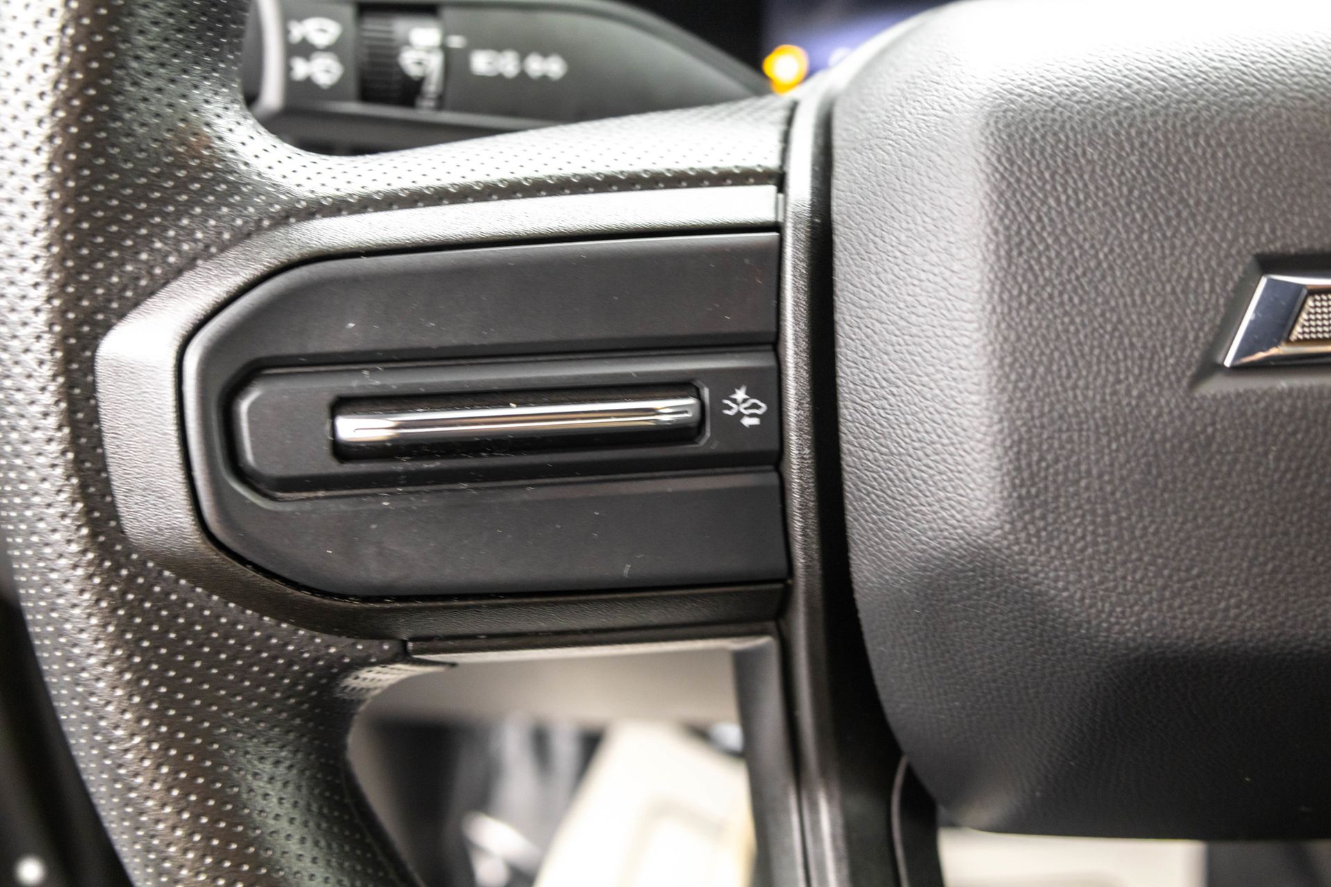 2023 CHEVROLET COLORADO - Image 19