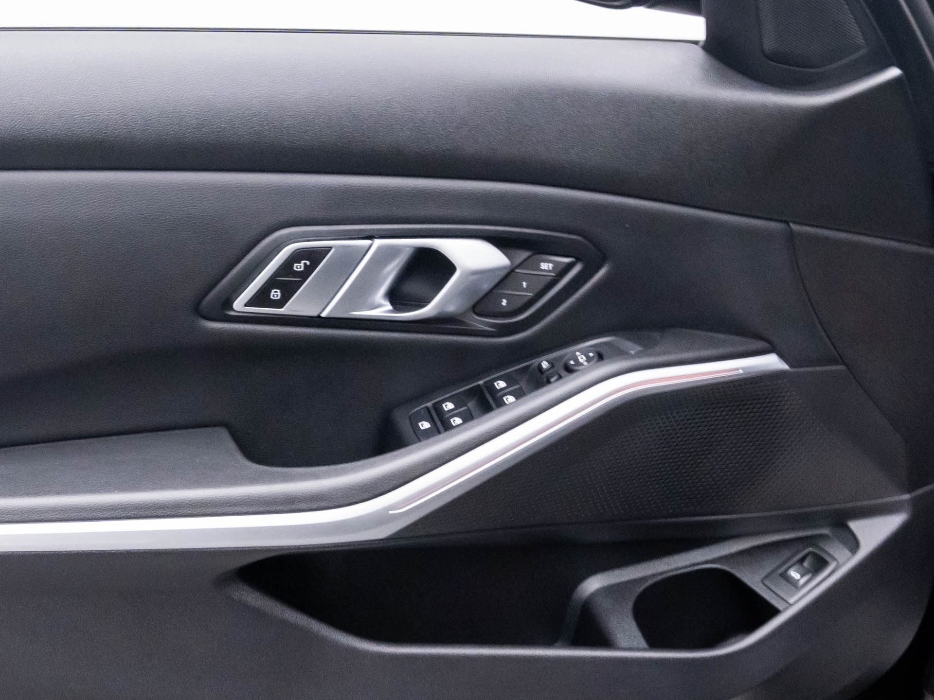 2022 BMW 3-Series 330i xDrive photo
