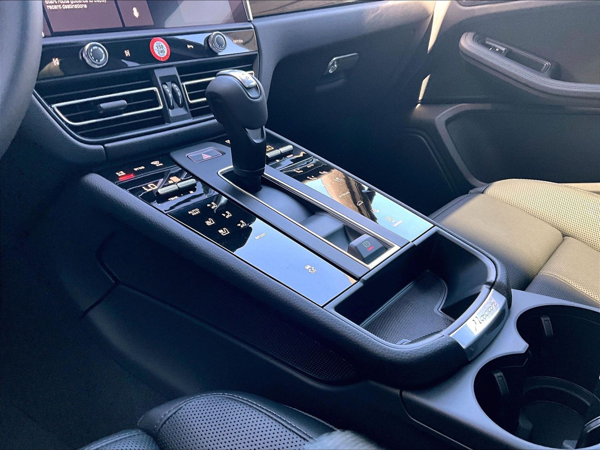 2025 Macan picture #16