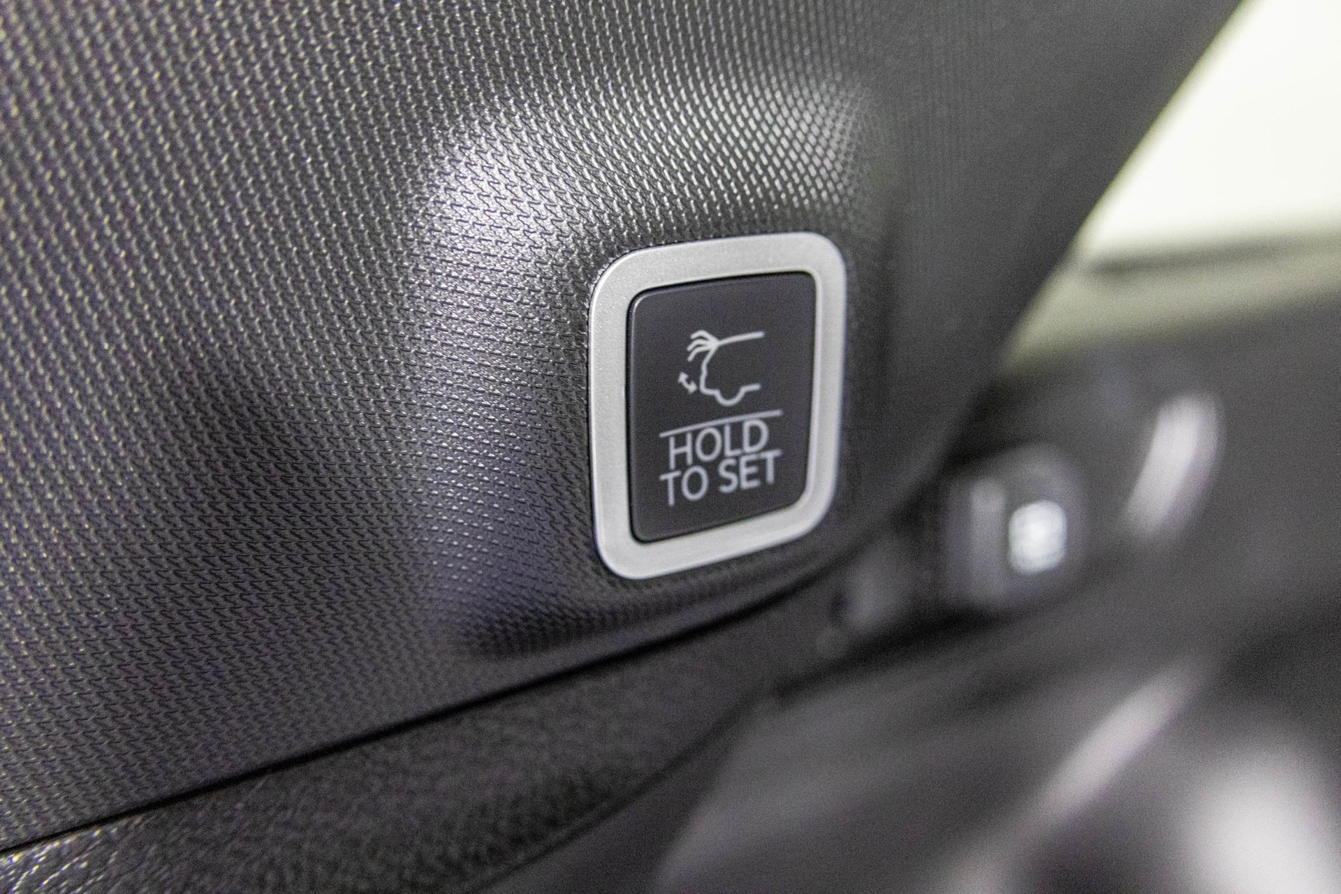 2025 JEEP GRAND CHEROKEE - Image 34