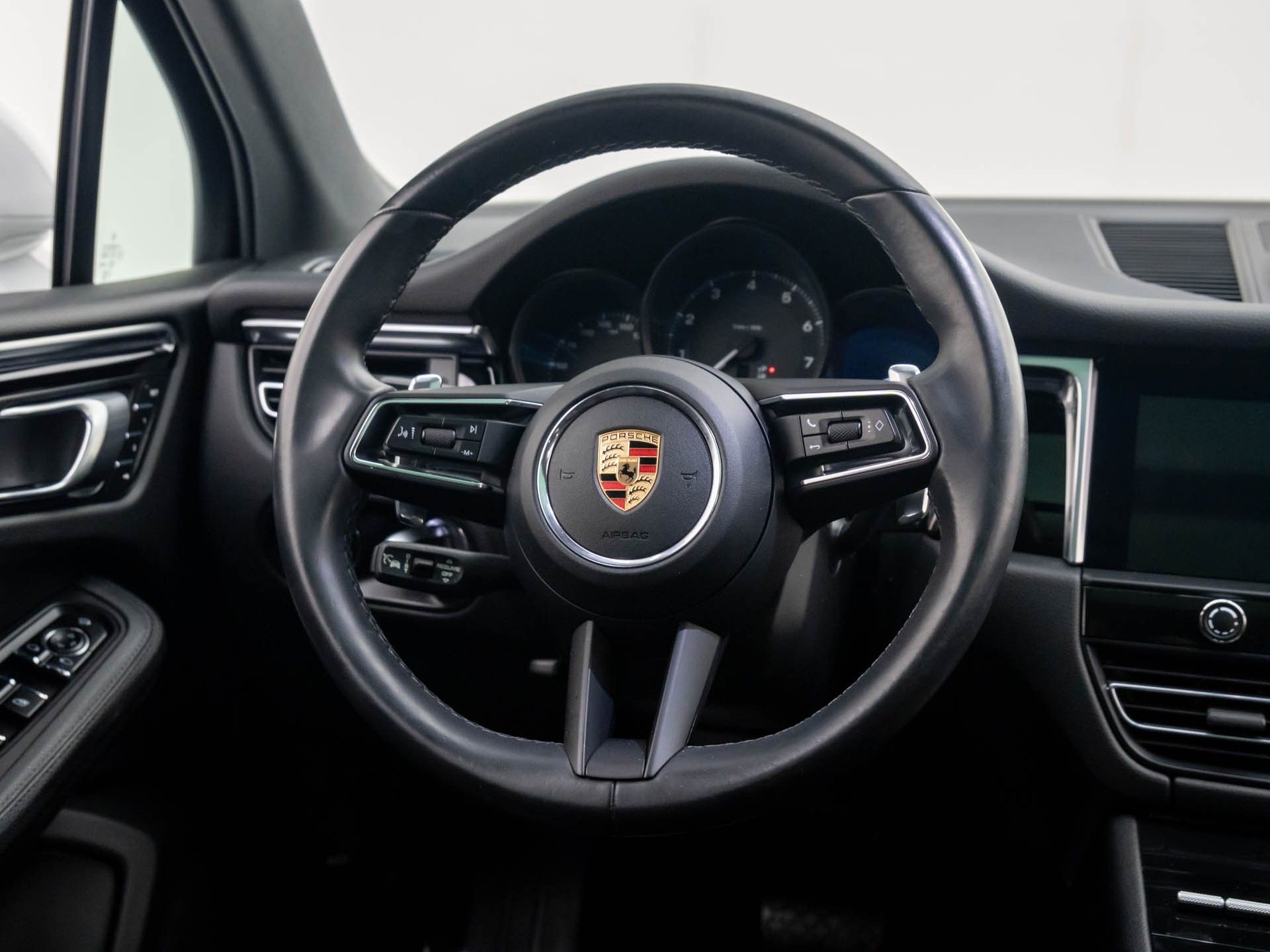 2023 Porsche Macan photo