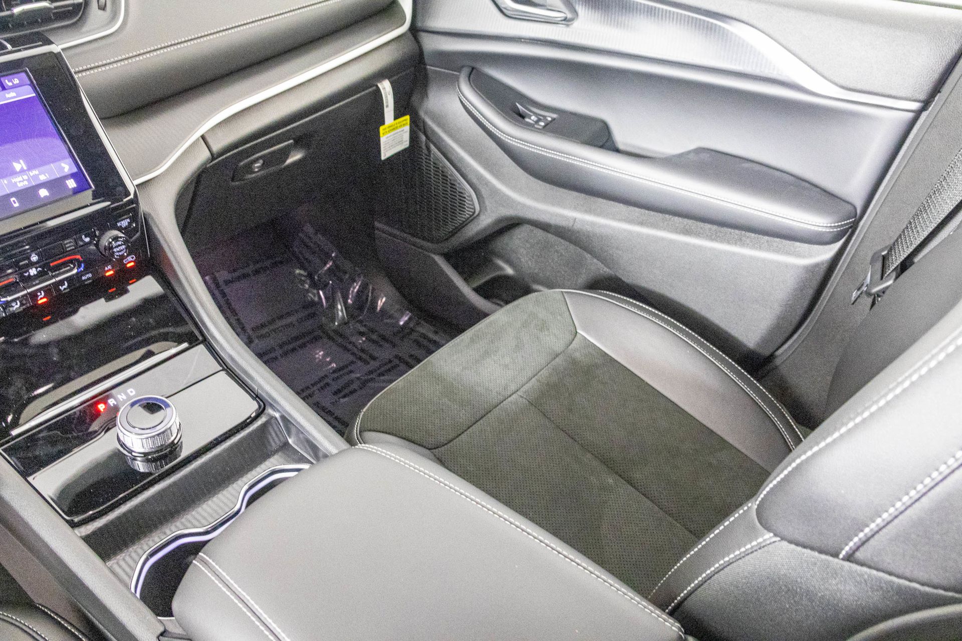 2025 JEEP GRAND CHEROKEE L - Image 32