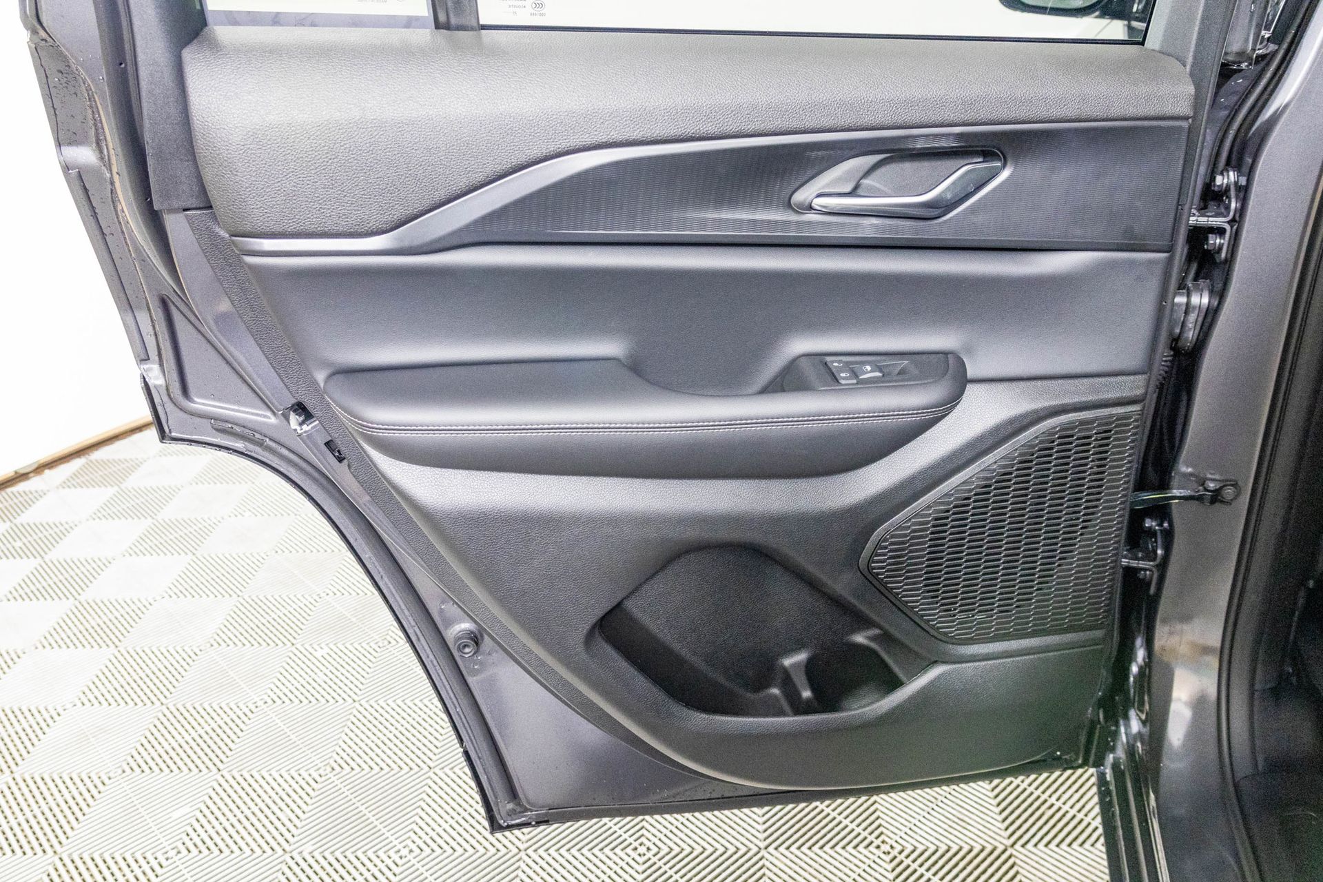 2025 JEEP GRAND CHEROKEE - Image 27