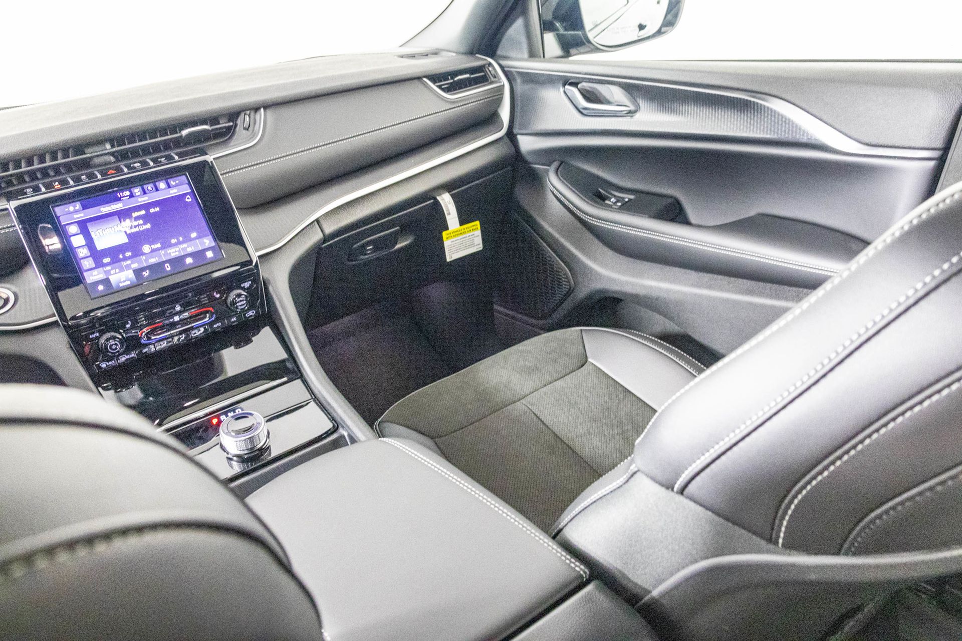 2025 JEEP GRAND CHEROKEE L - Image 33