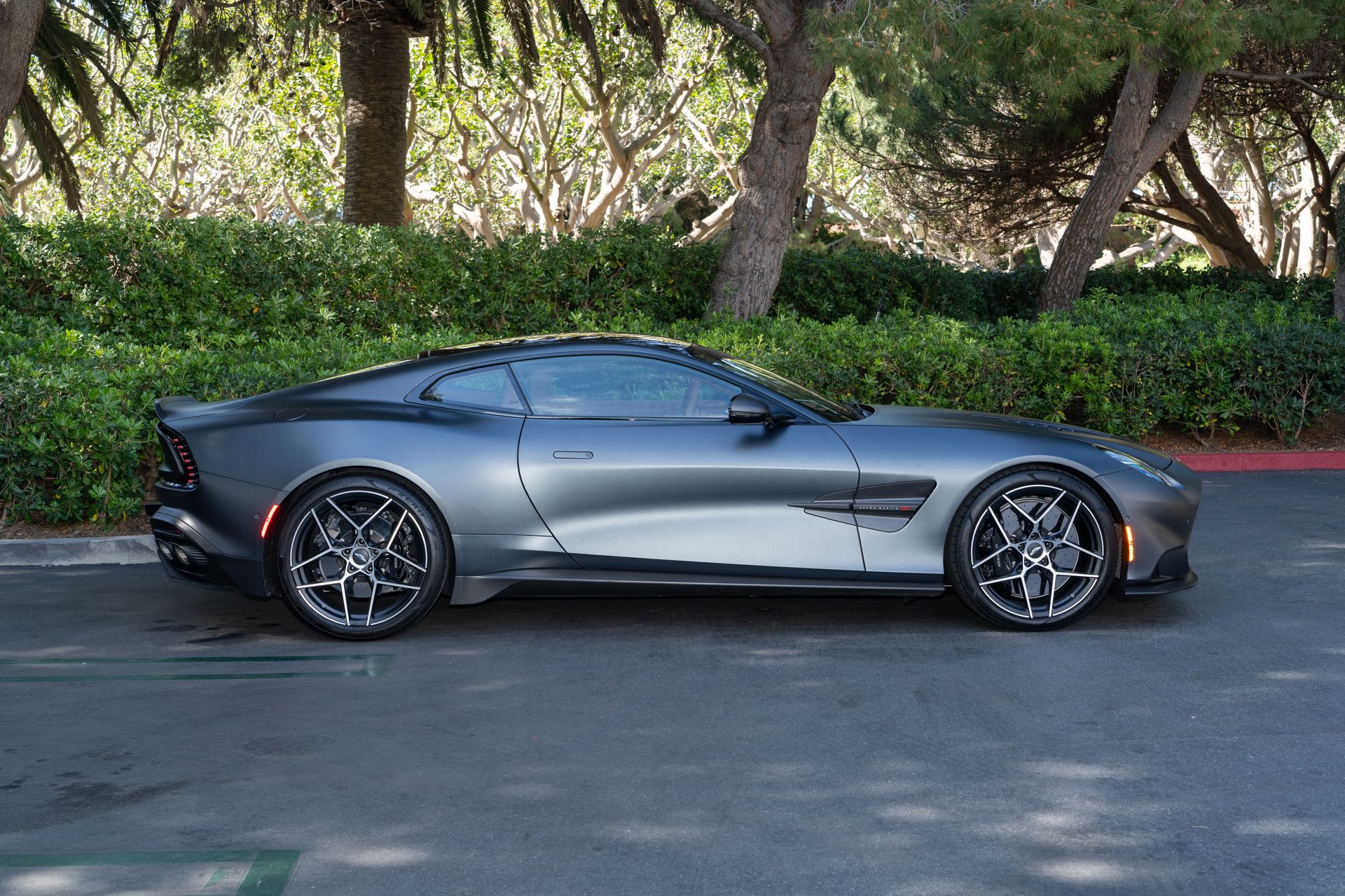 Aston Martin 2025 Vanquish V12