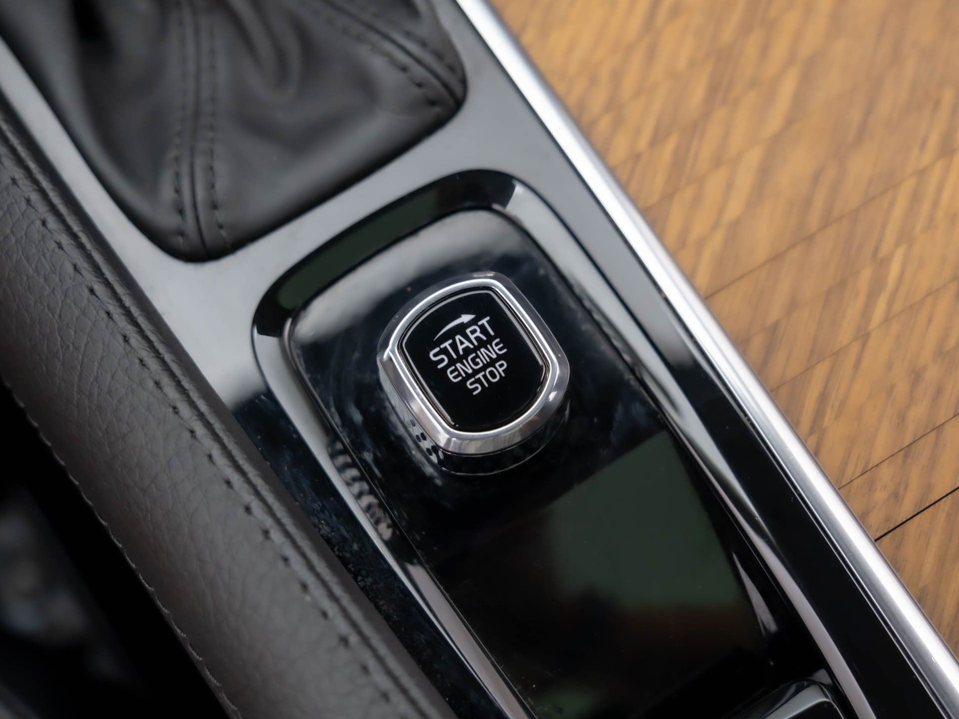 2022 Volvo XC90 T5 Momentum photo