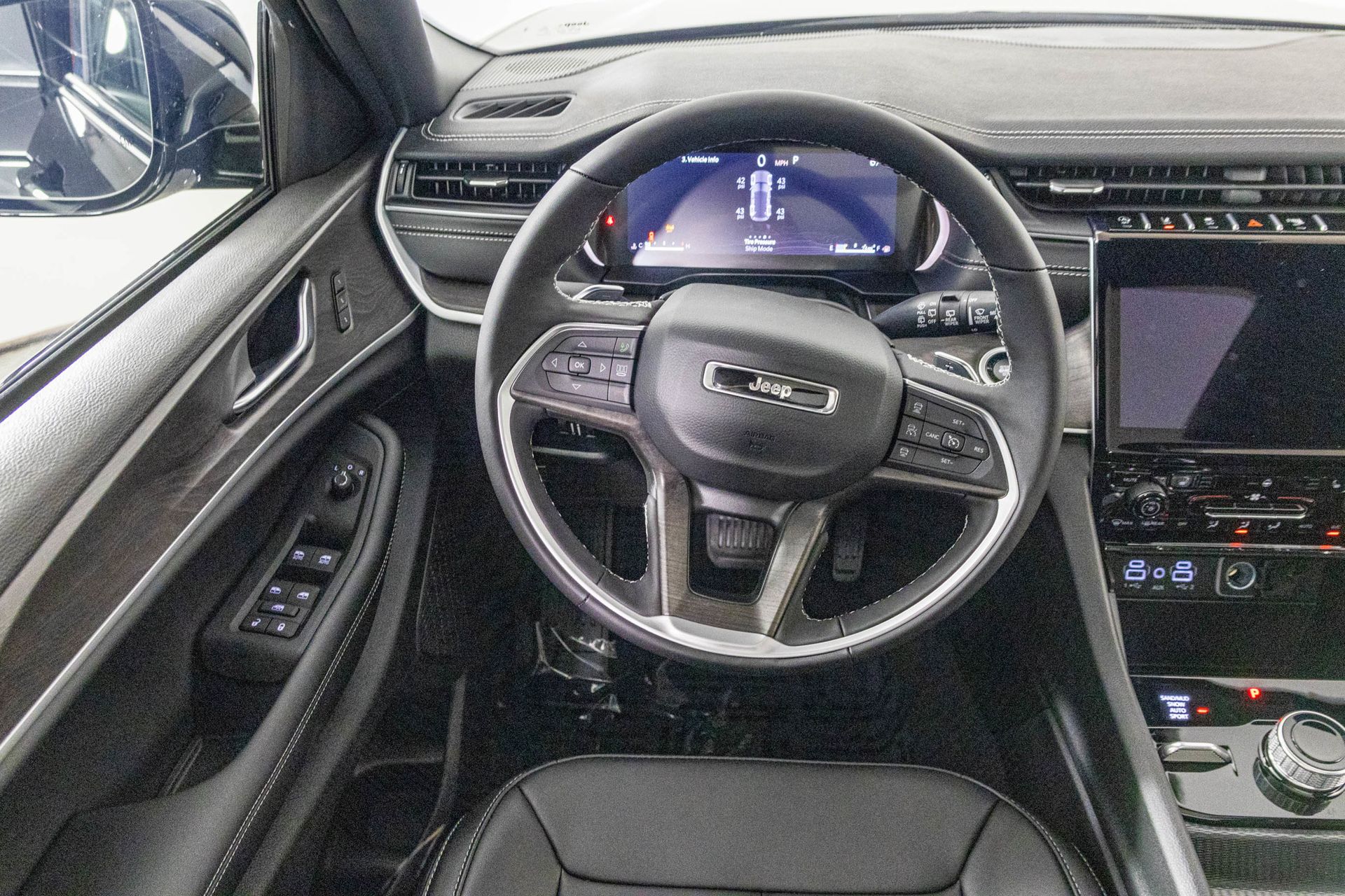 2025 JEEP GRAND CHEROKEE - Image 30