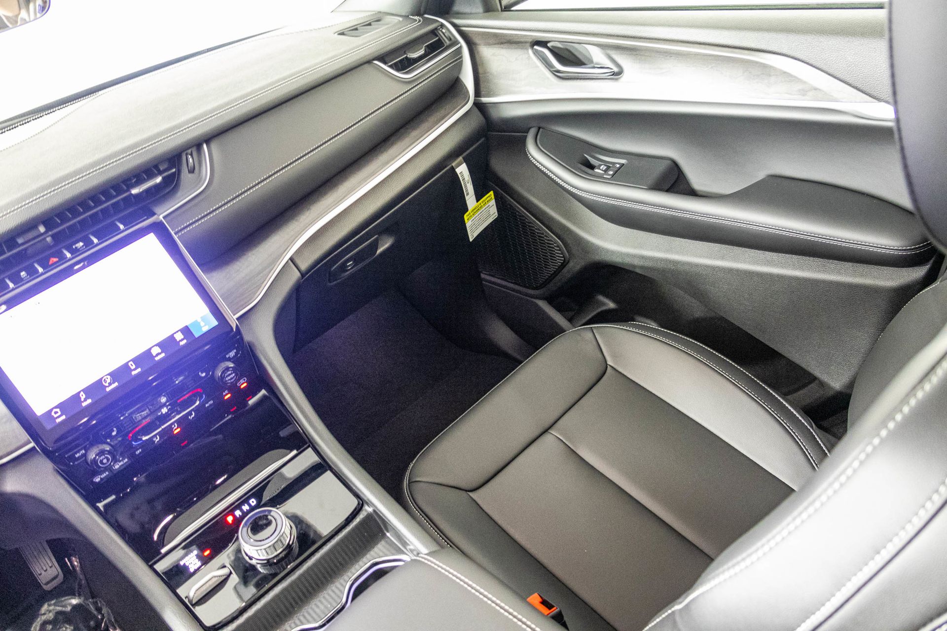 2025 JEEP GRAND CHEROKEE - Image 37