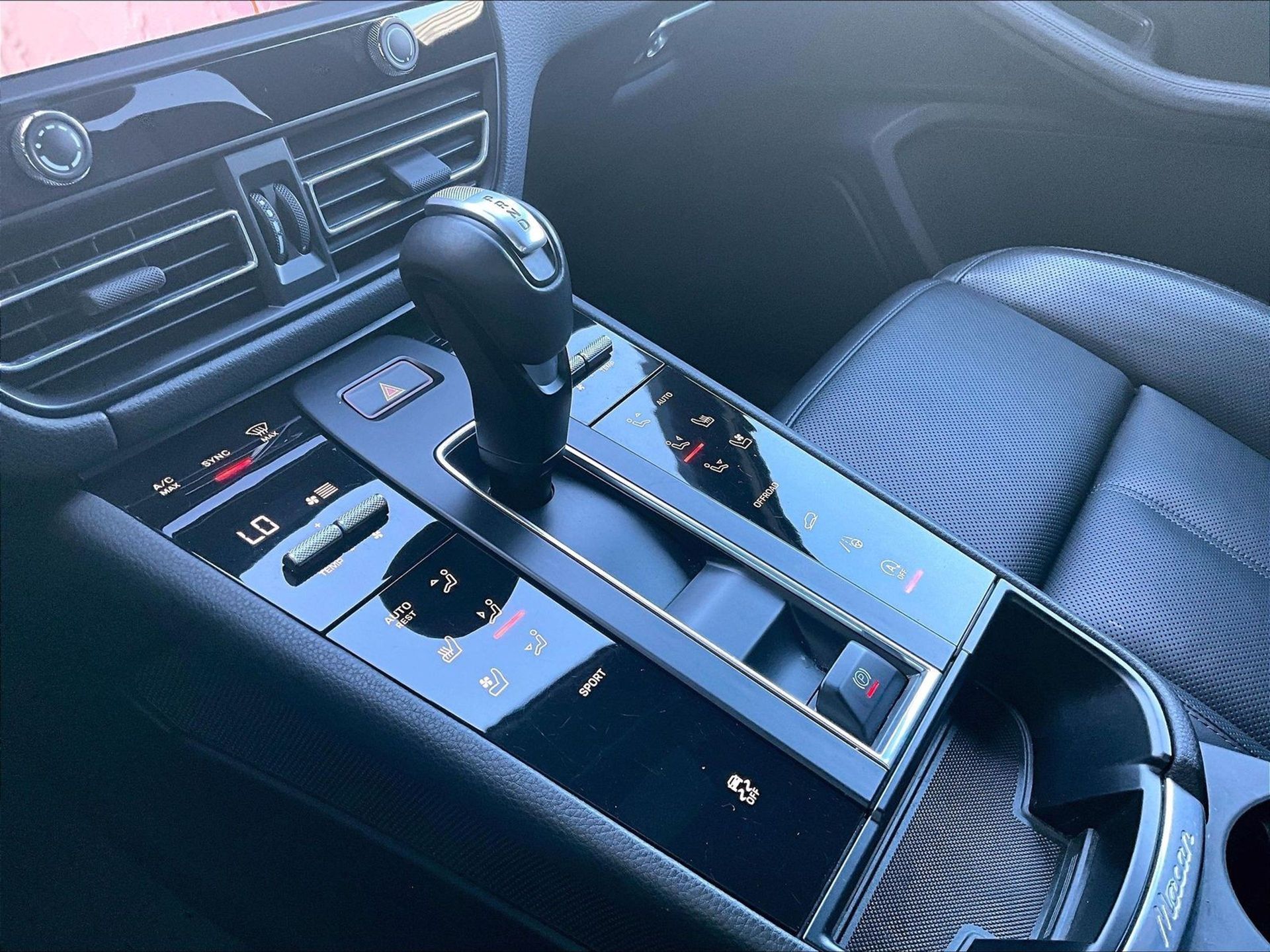 2023 Macan picture #16