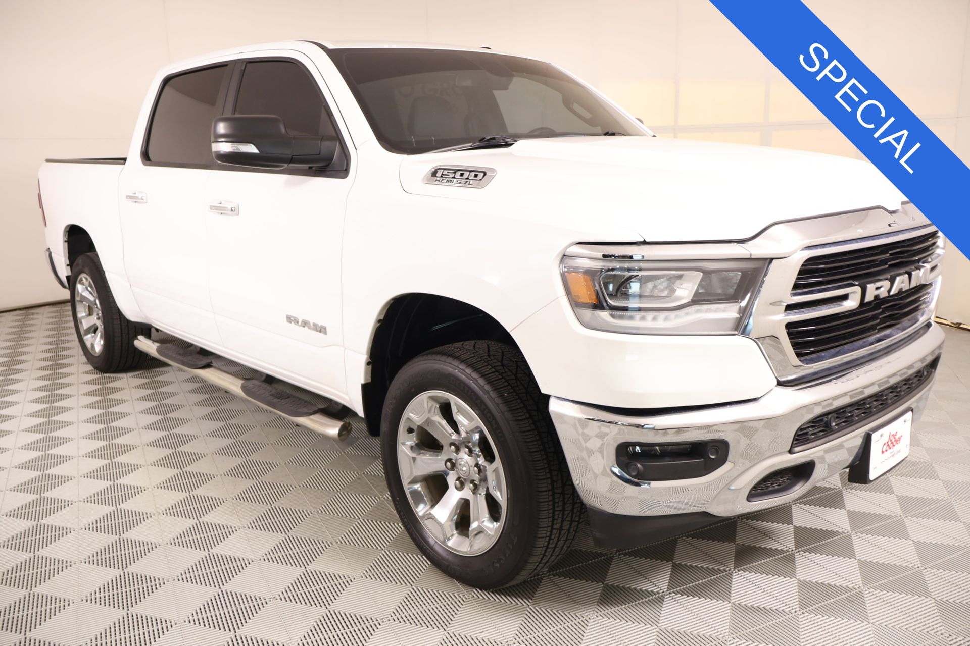 Bright White Clearcoat 2019 RAM 1500 Pickup Truck Four-Wheel Drive 8-Speed Automatic