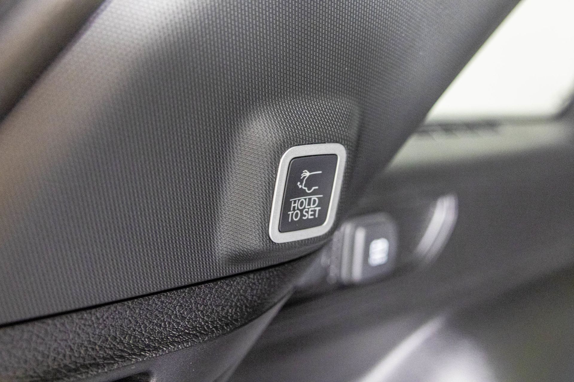 2025 JEEP GRAND CHEROKEE - Image 34