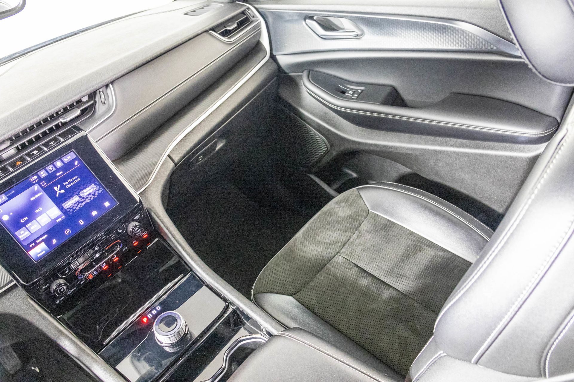 2023 JEEP GRAND CHEROKEE - Image 37