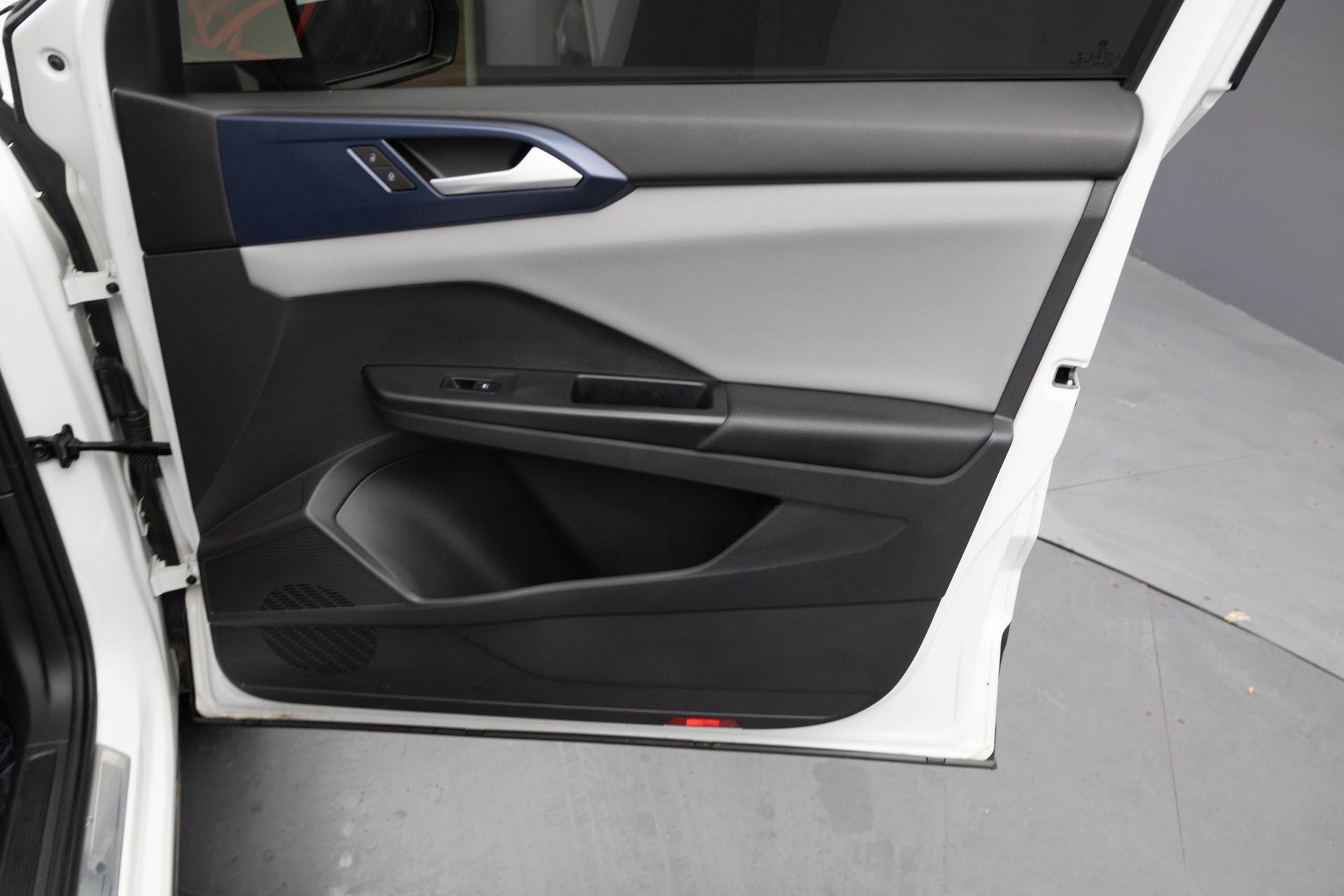 2023 VOLKSWAGEN TAOS - Image 40