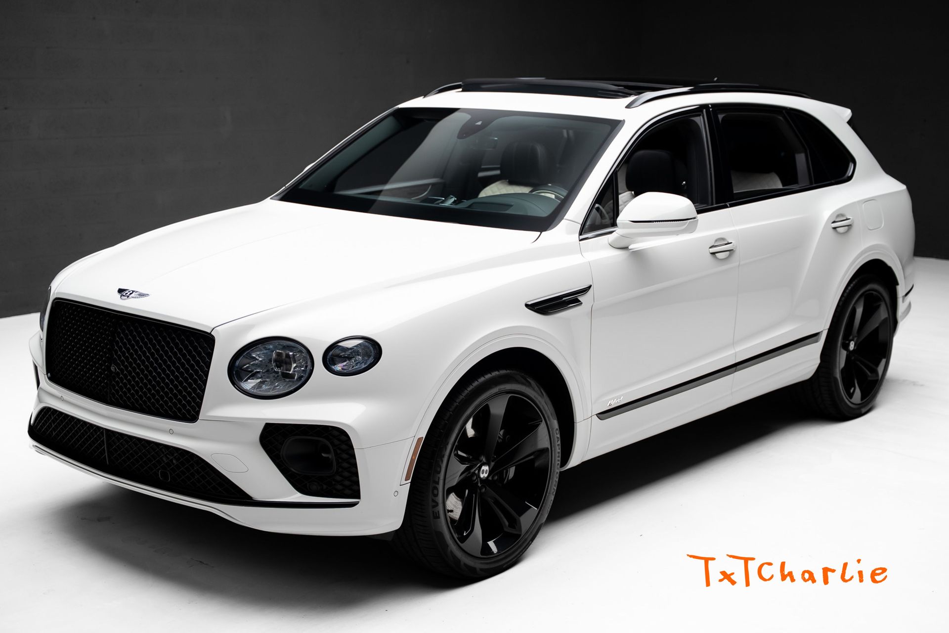 White 2021 Bentley Bentayga Hybrid AWD SUV / Crossover All-Wheel Drive 8-Speed Automatic