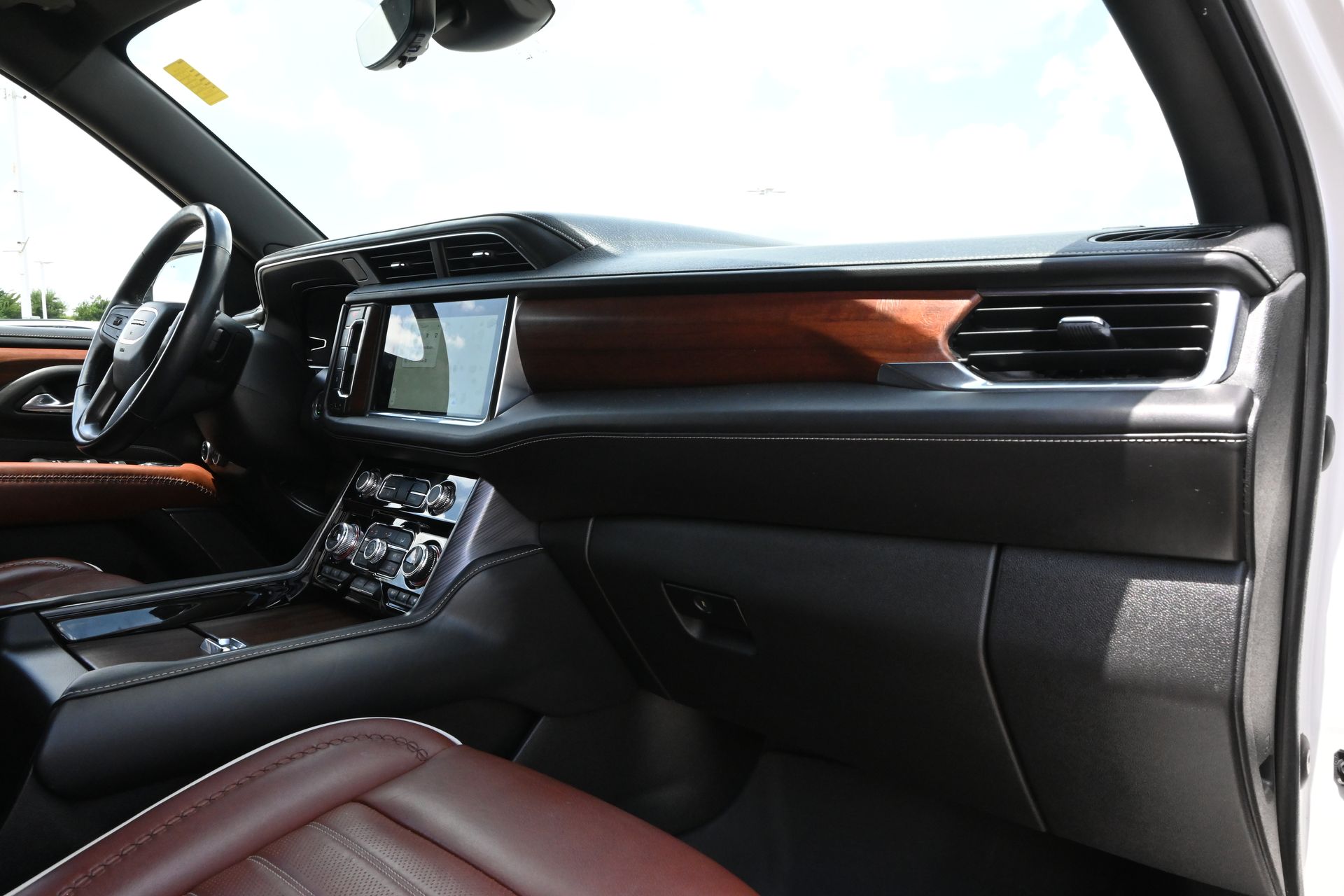 2023 GMC Yukon Denali Ultimate White at South Houston Nissan