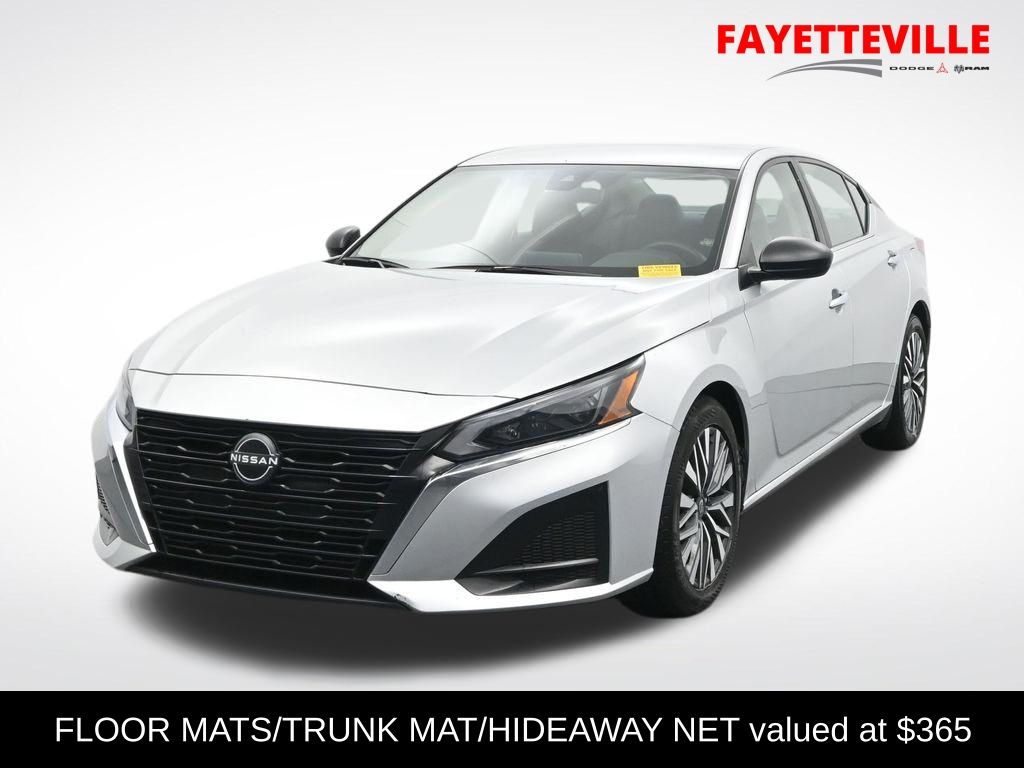 Brilliant Silver Metallic 2024 Nissan Altima Sedan Front-Wheel Drive Continuously Variable Transmission