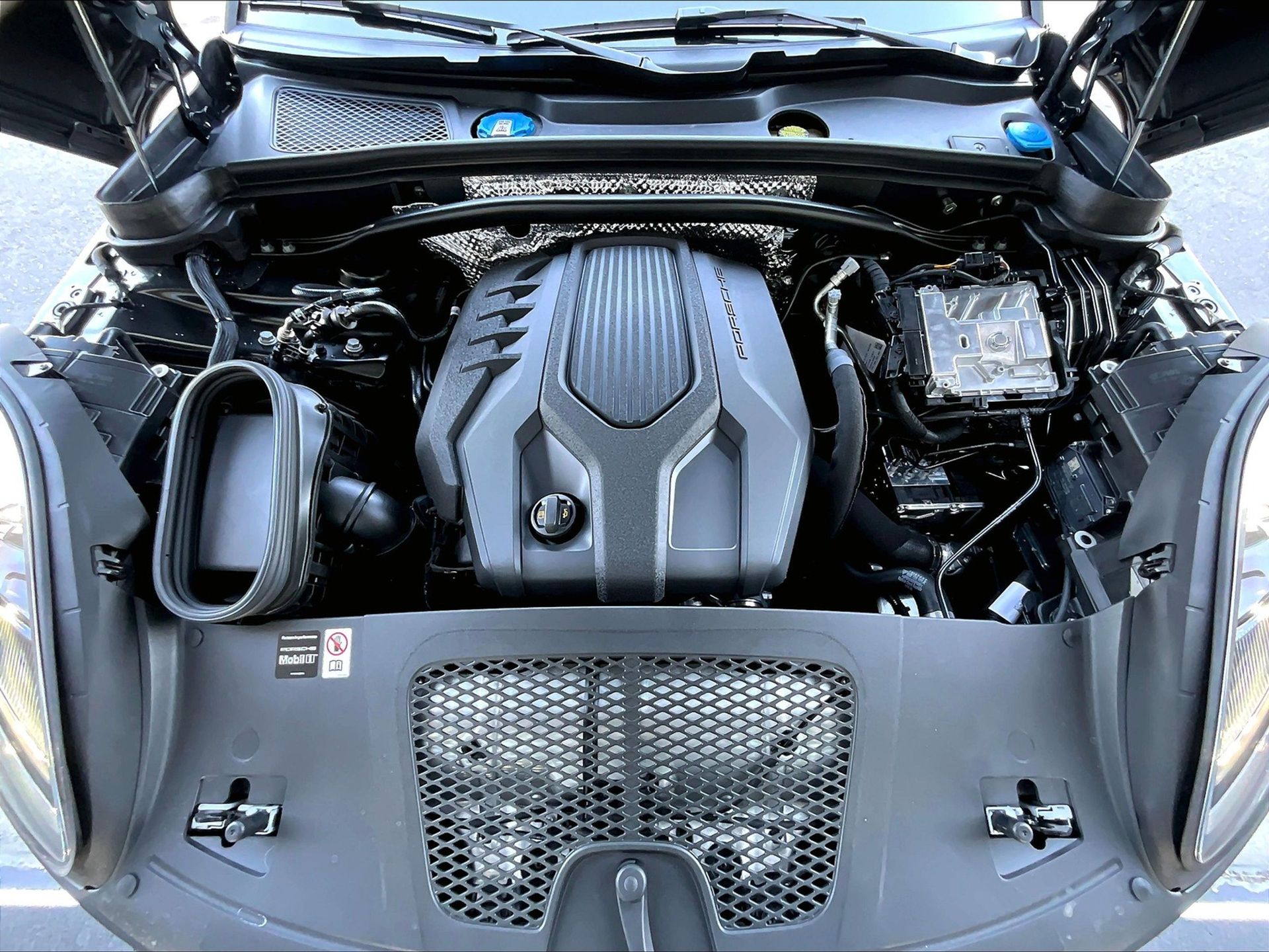 2025 Macan picture #20