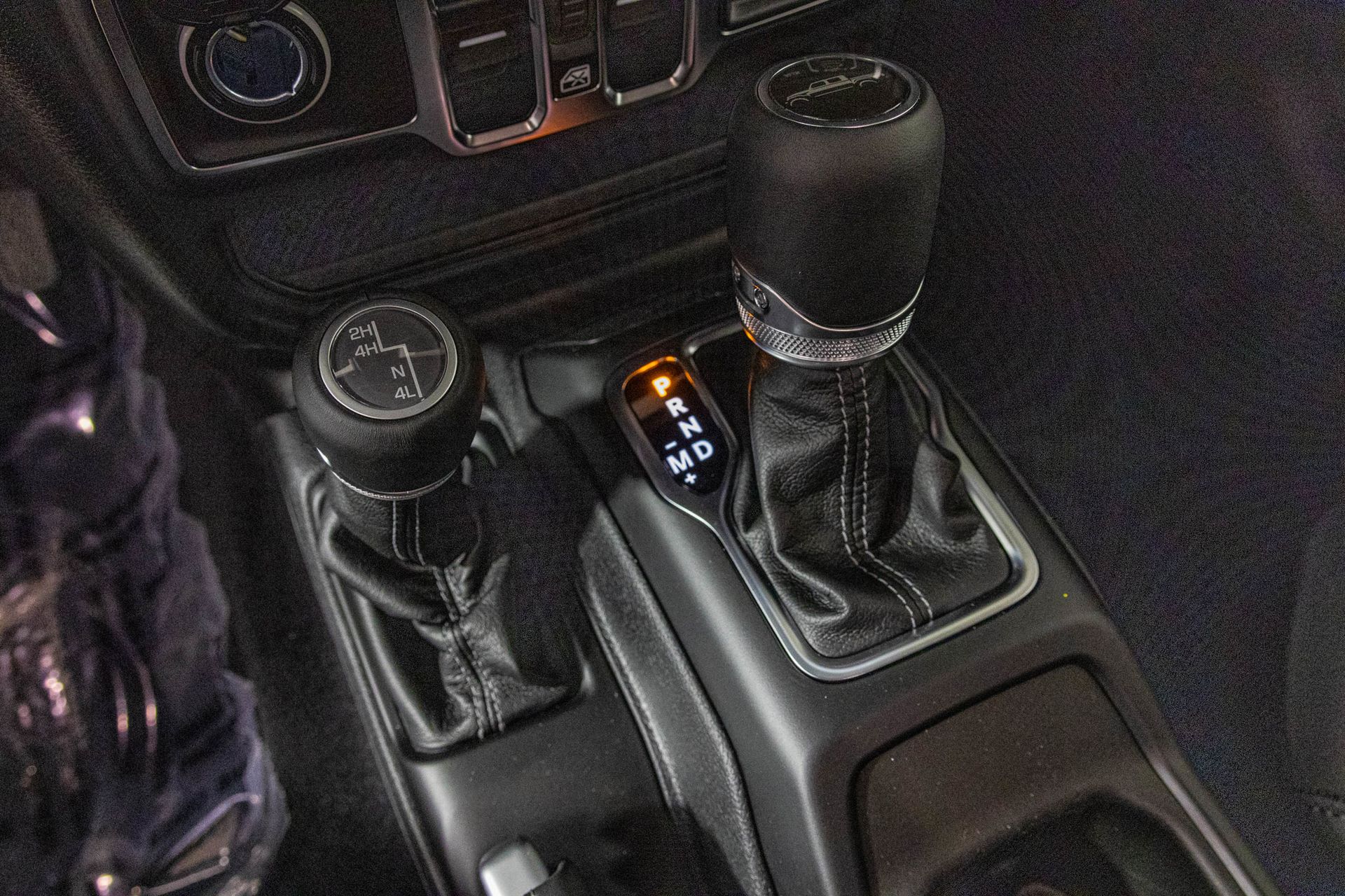 2025 JEEP GLADIATOR - Image 24