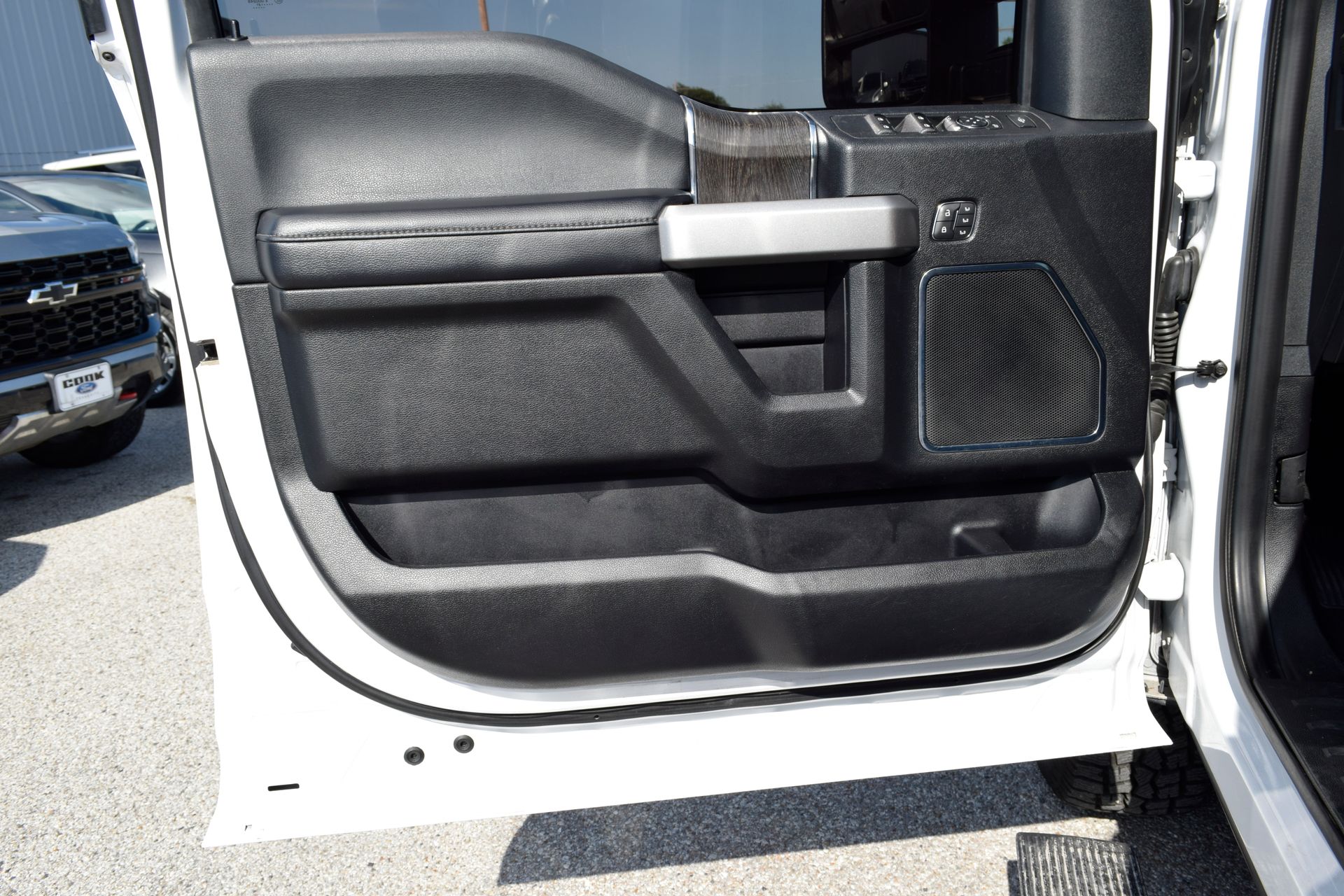 2021 Ford F-250SD Lariat White at Autostrade