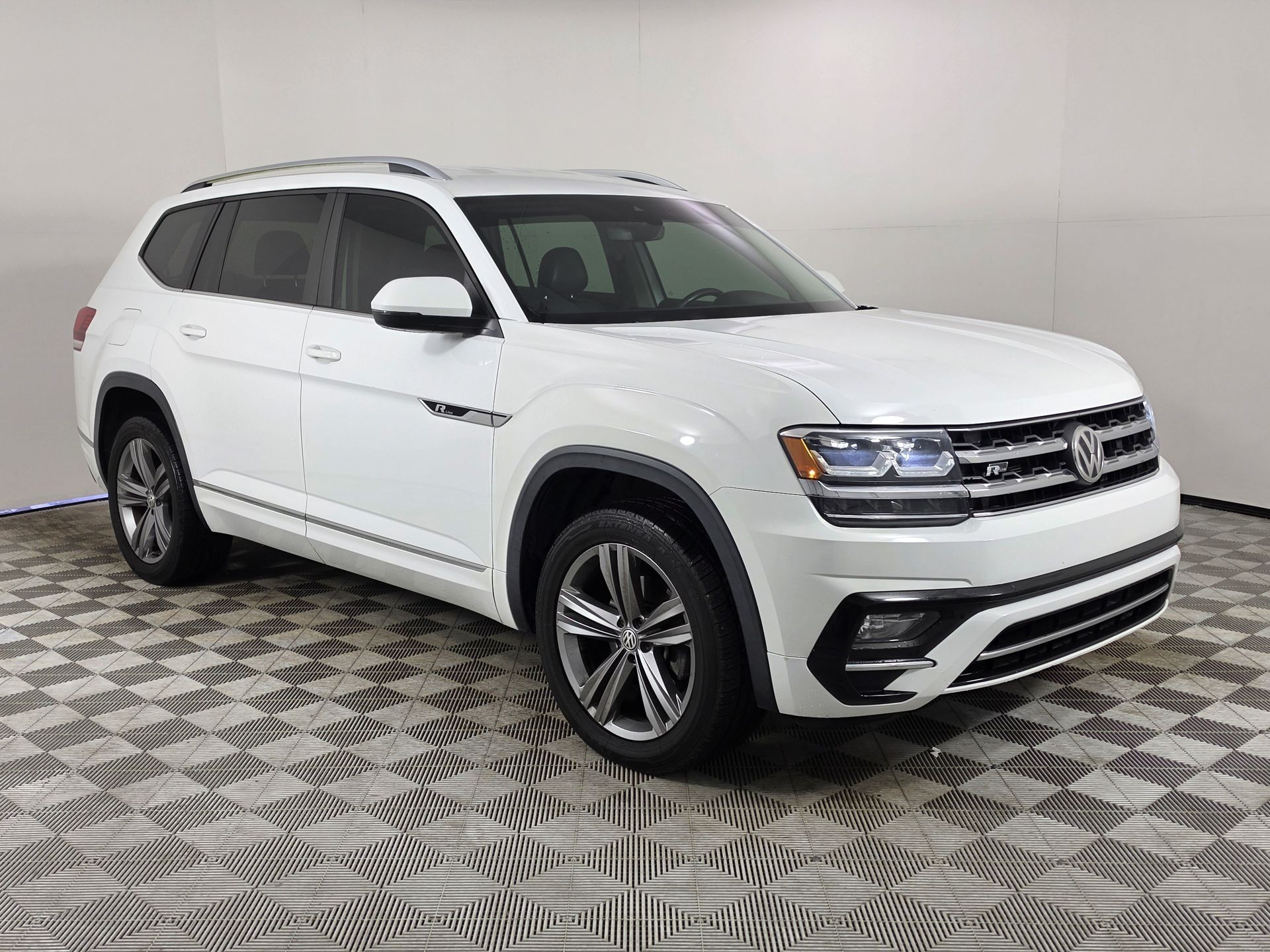 Pure White 2019 Volkswagen Atlas SUV / Crossover Front-Wheel Drive 8-Speed Automatic