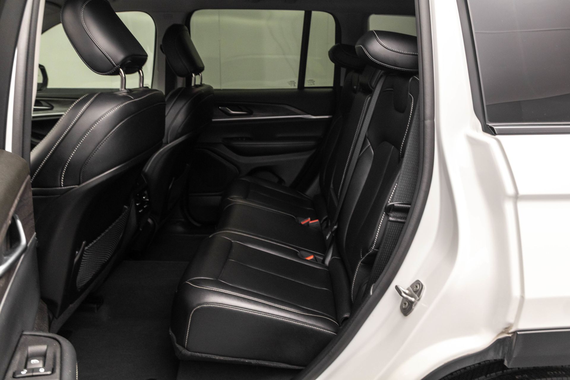 2023 JEEP GRAND CHEROKEE - Image 30