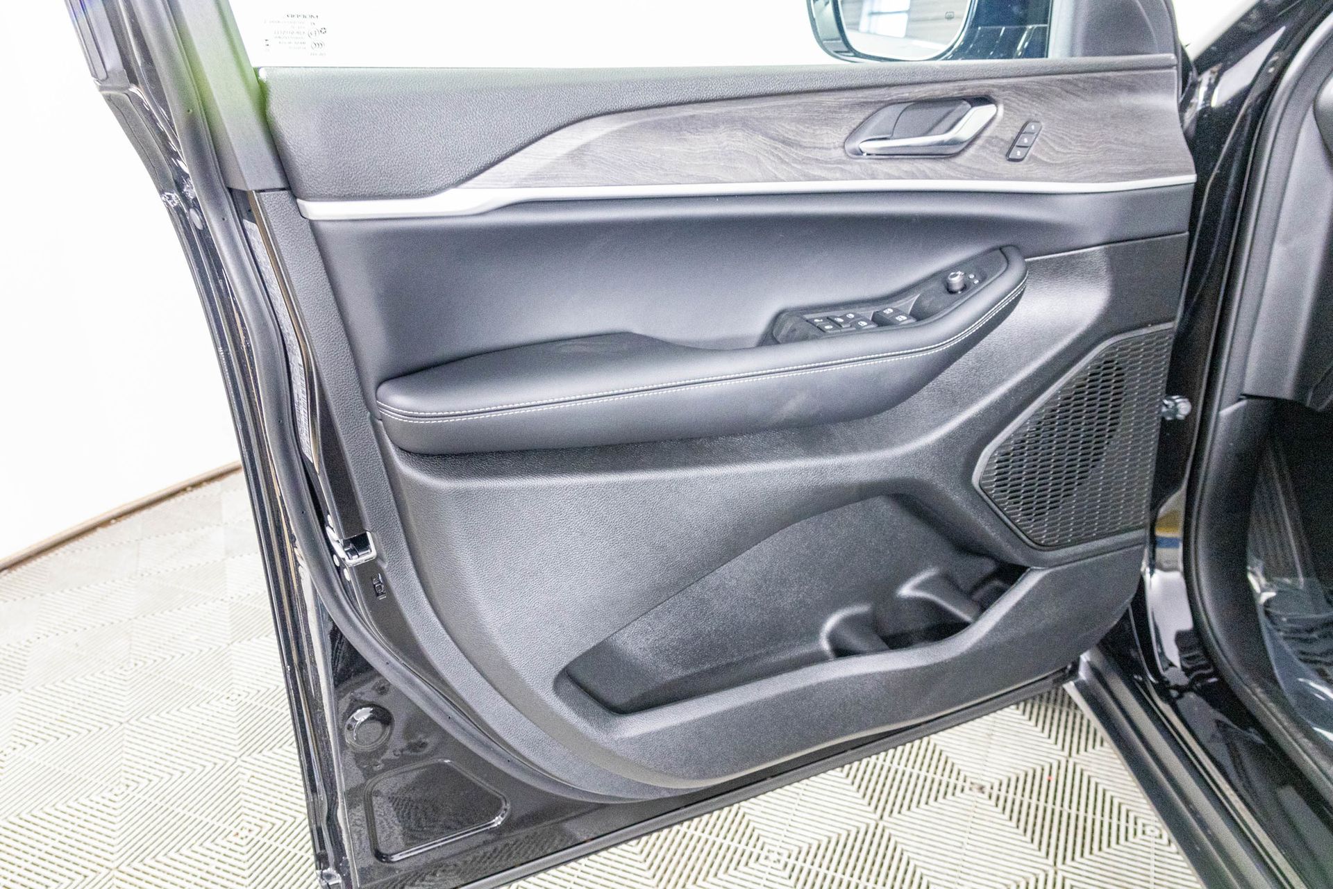 2025 JEEP GRAND CHEROKEE - Image 15