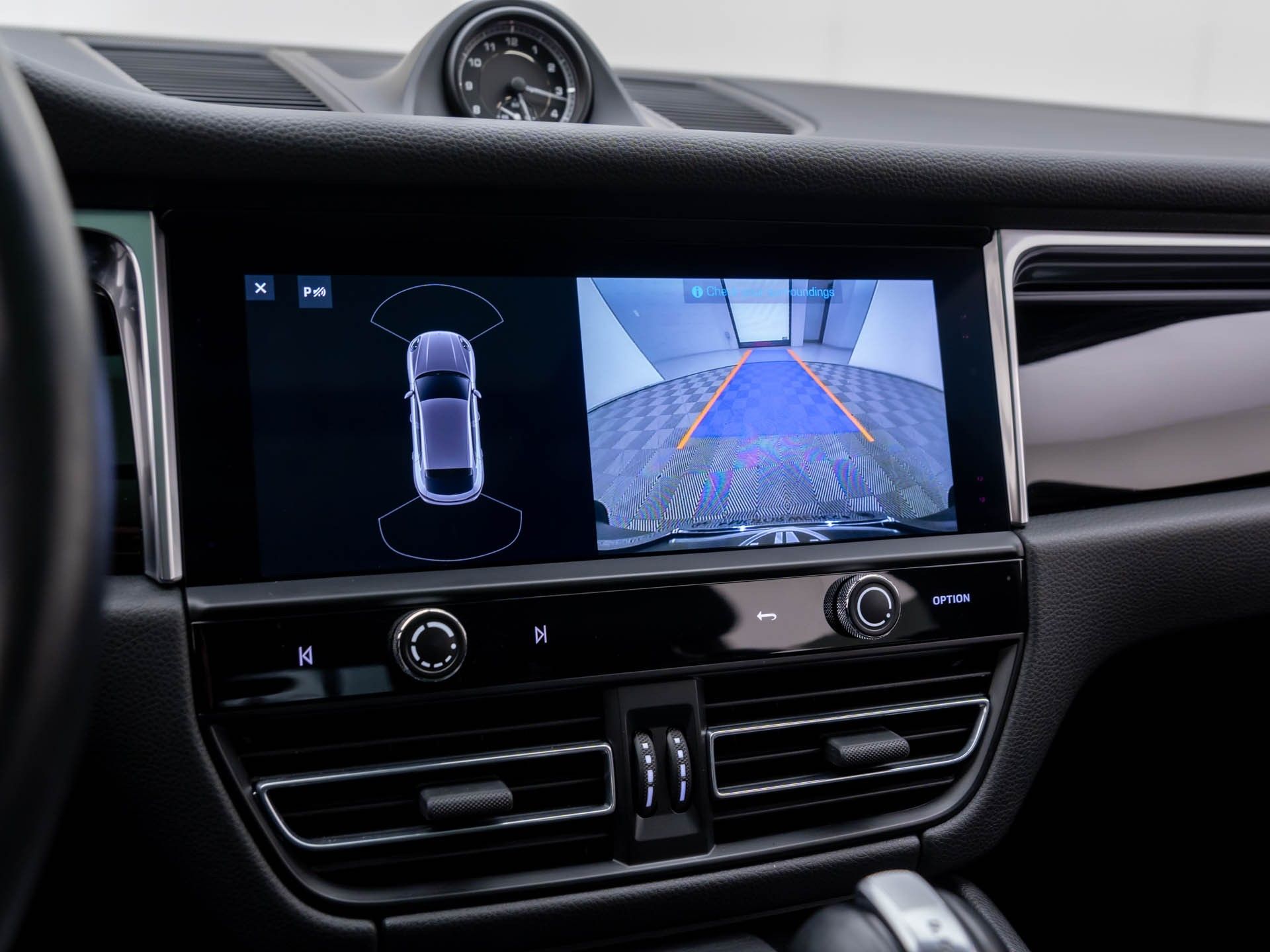 2023 Porsche Macan photo