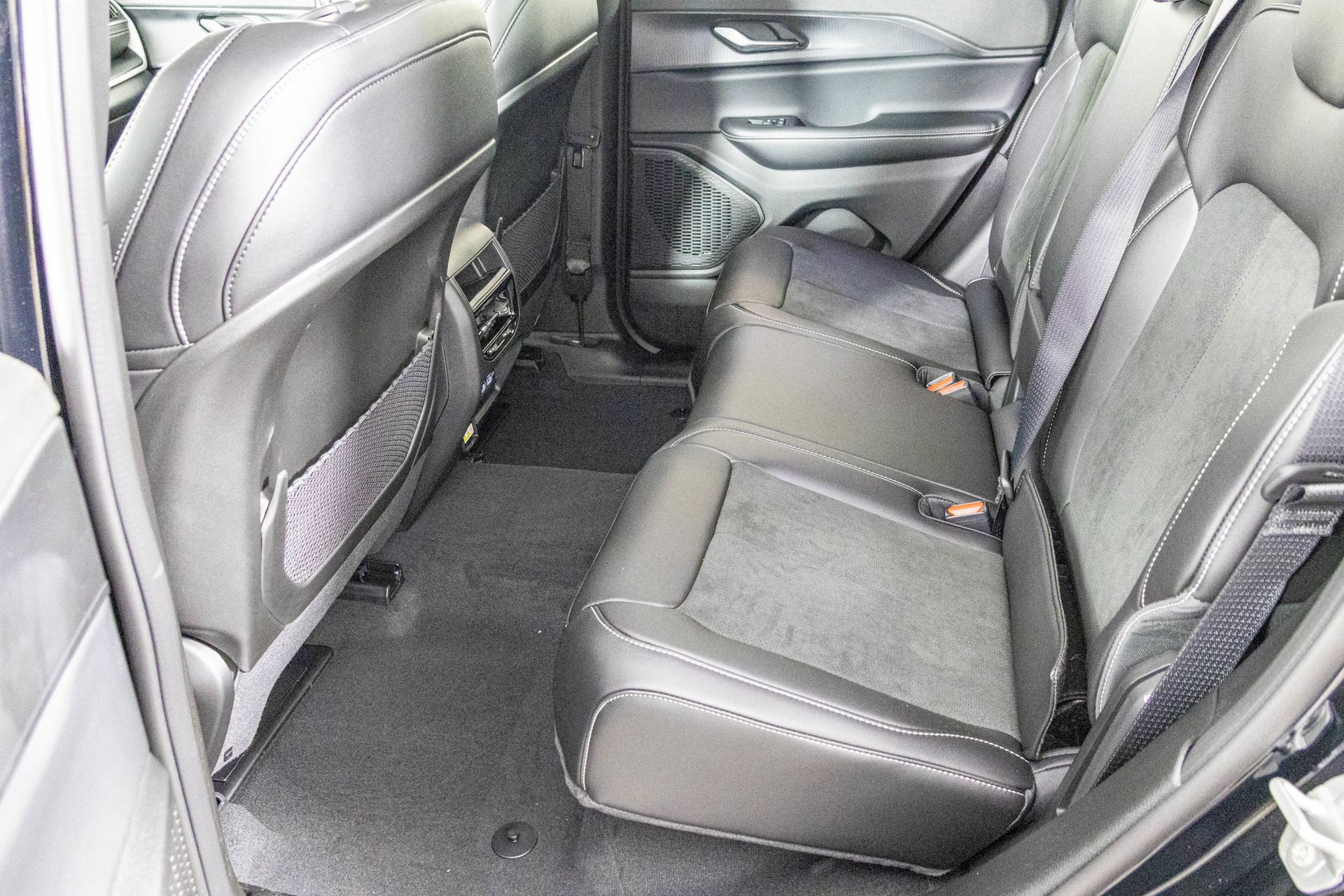 2025 JEEP GRAND CHEROKEE - Image 29