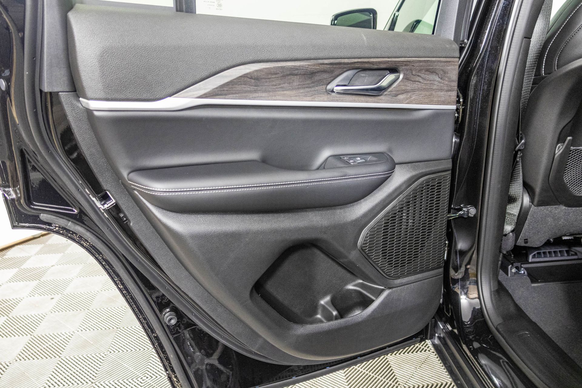 2025 JEEP GRAND CHEROKEE - Image 31