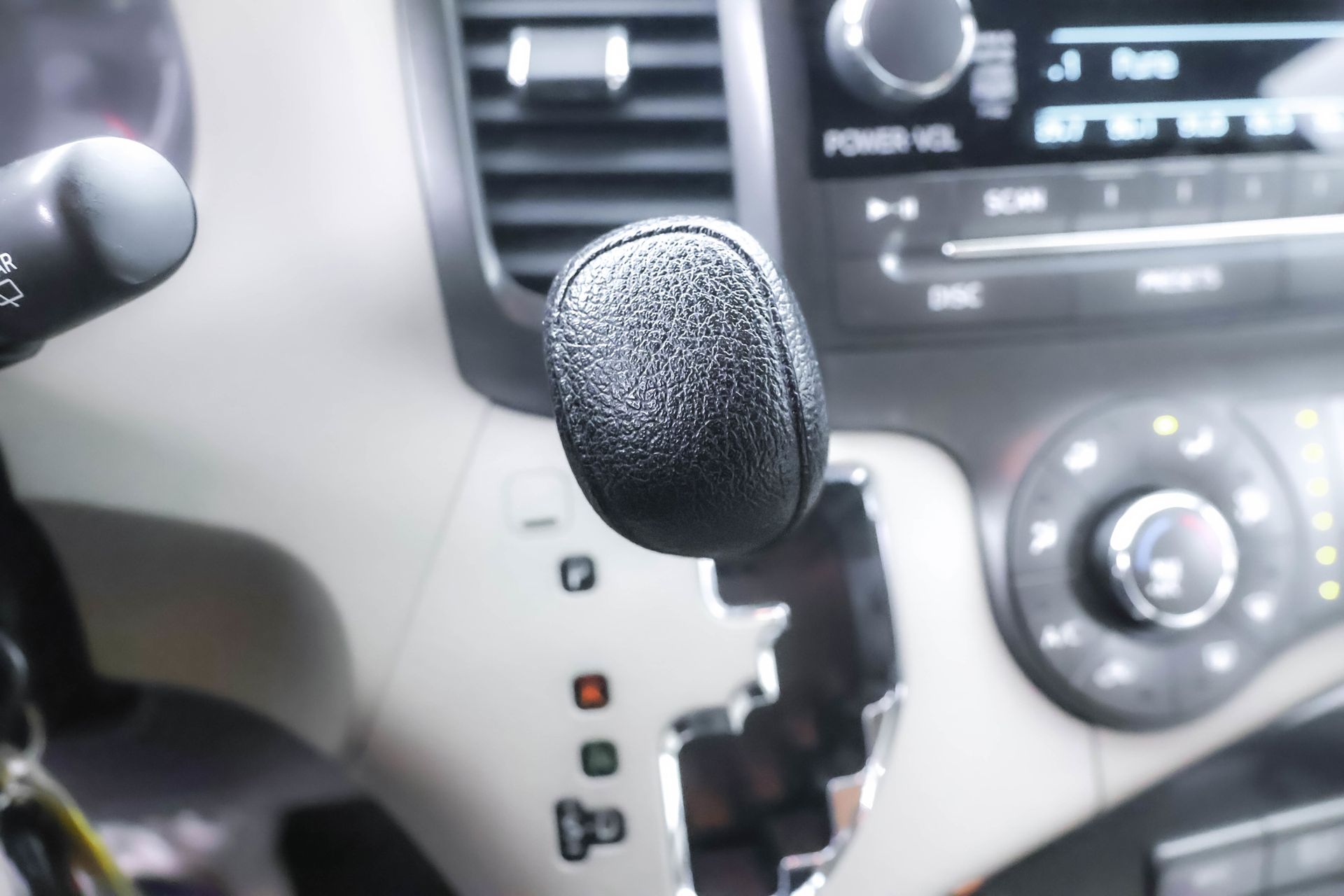 2012 TOYOTA SIENNA - Image 11