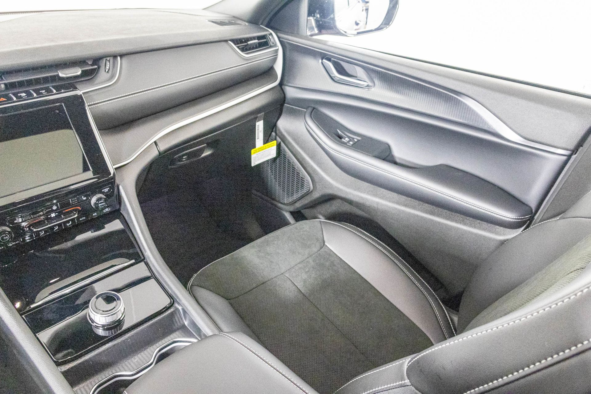 2025 JEEP GRAND CHEROKEE - Image 31