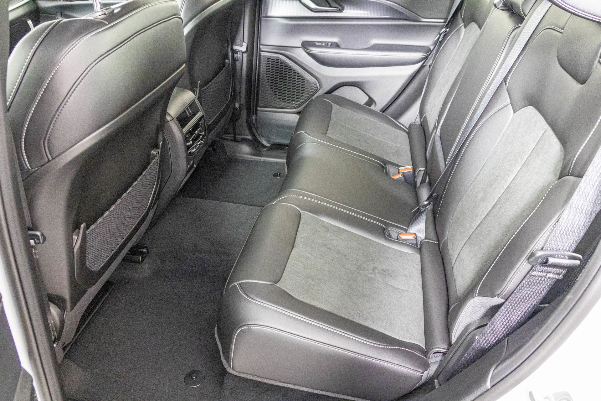 2025 JEEP GRAND CHEROKEE - Image 29