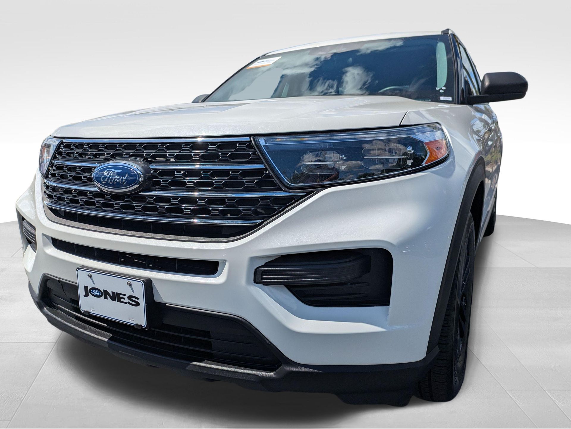 2023 Ford Explorer XLT White at Jones Ford