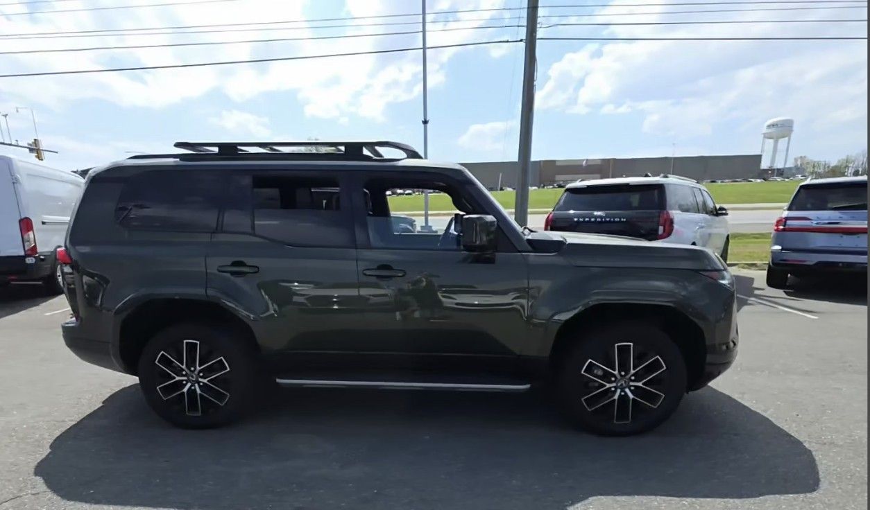 View vehicle photo 3