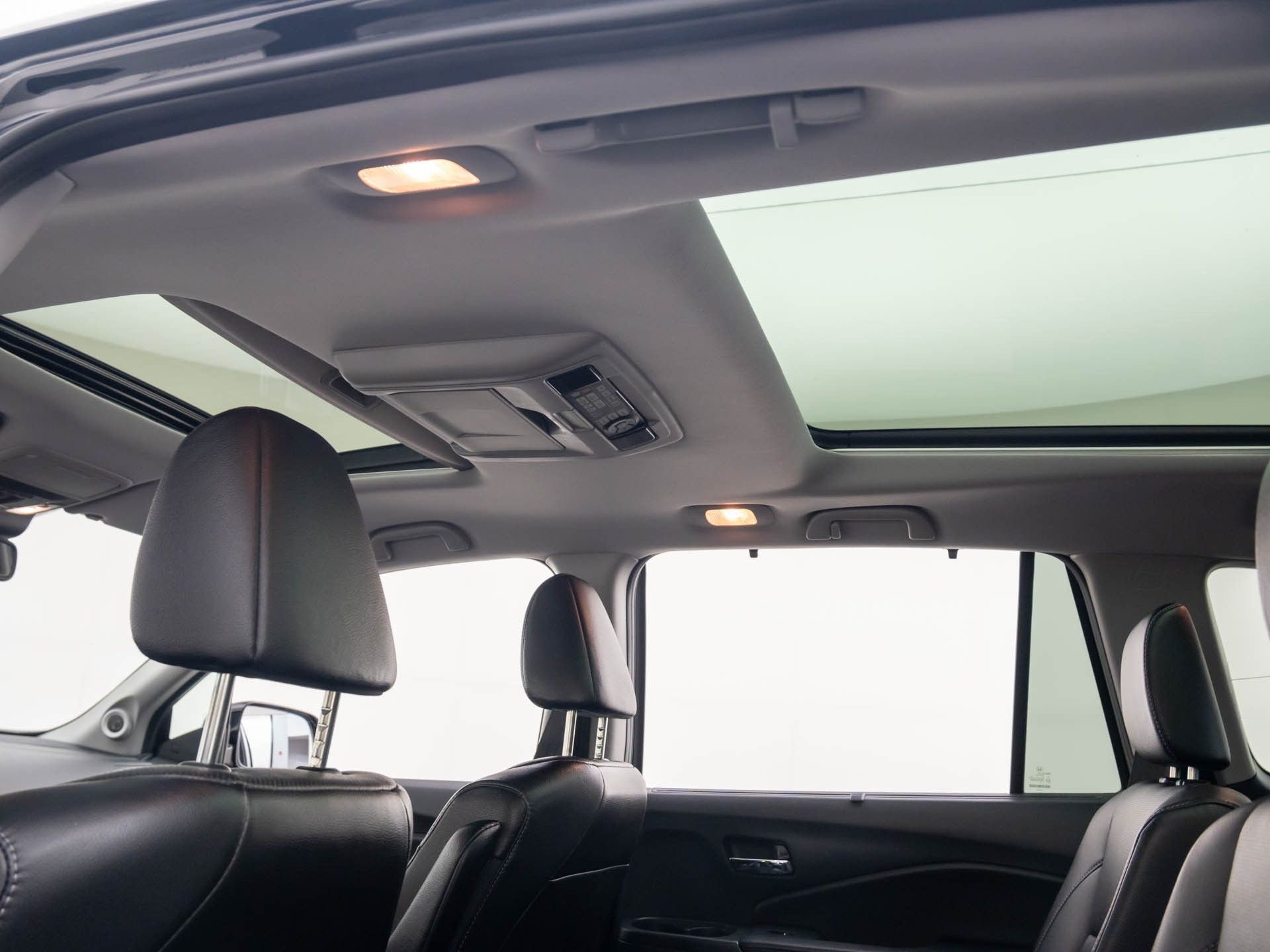 2016 Honda Pilot Elite photo