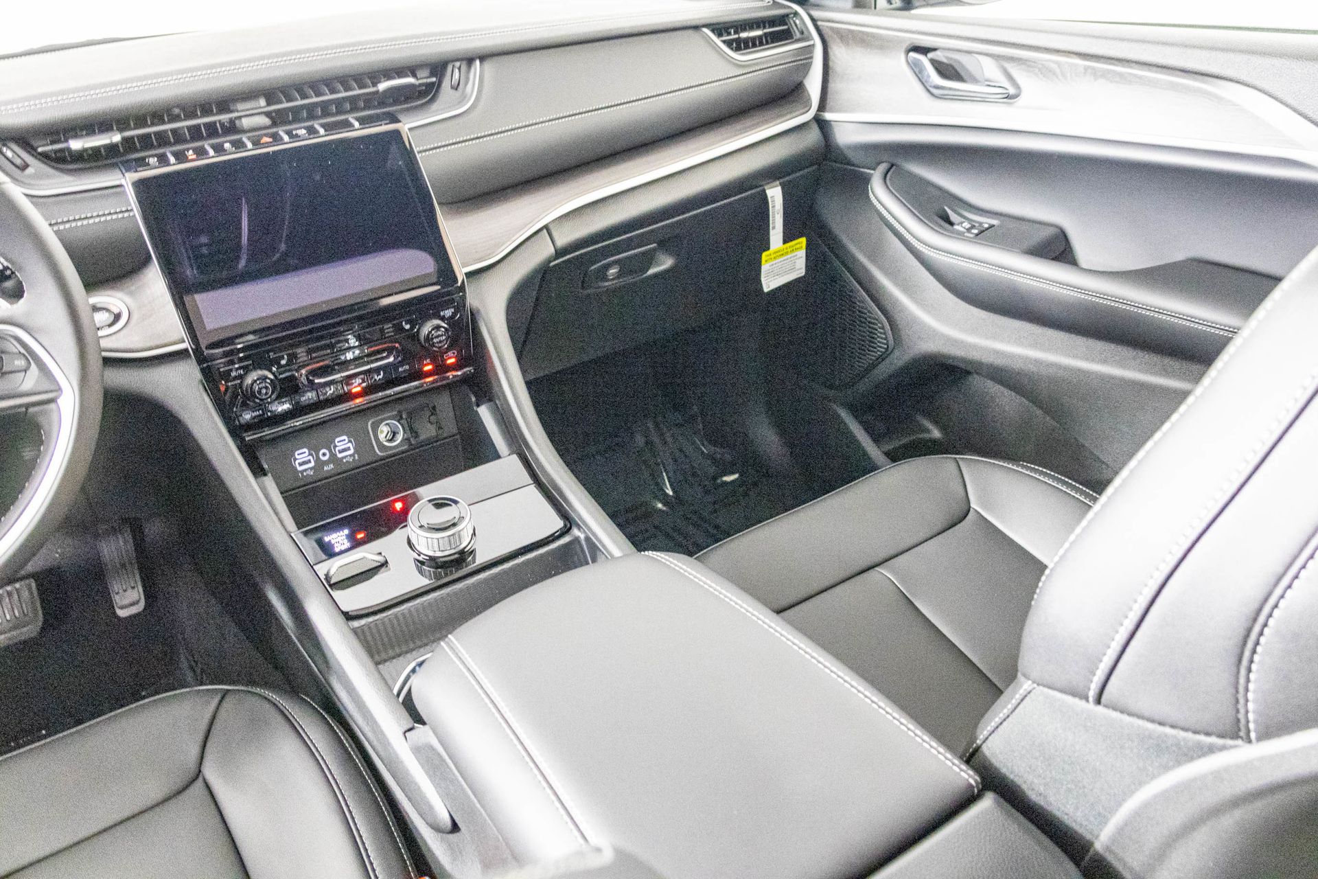 2025 JEEP GRAND CHEROKEE - Image 33