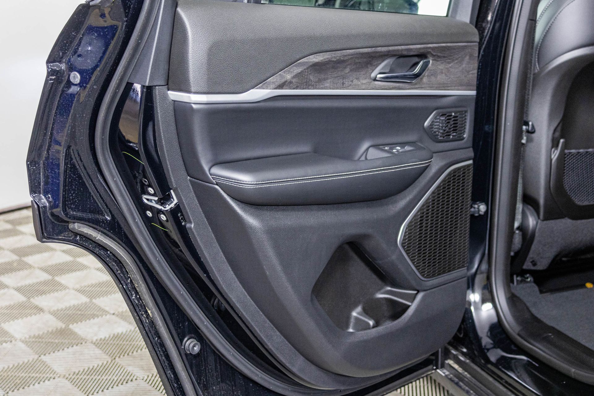 2025 JEEP GRAND CHEROKEE - Image 32