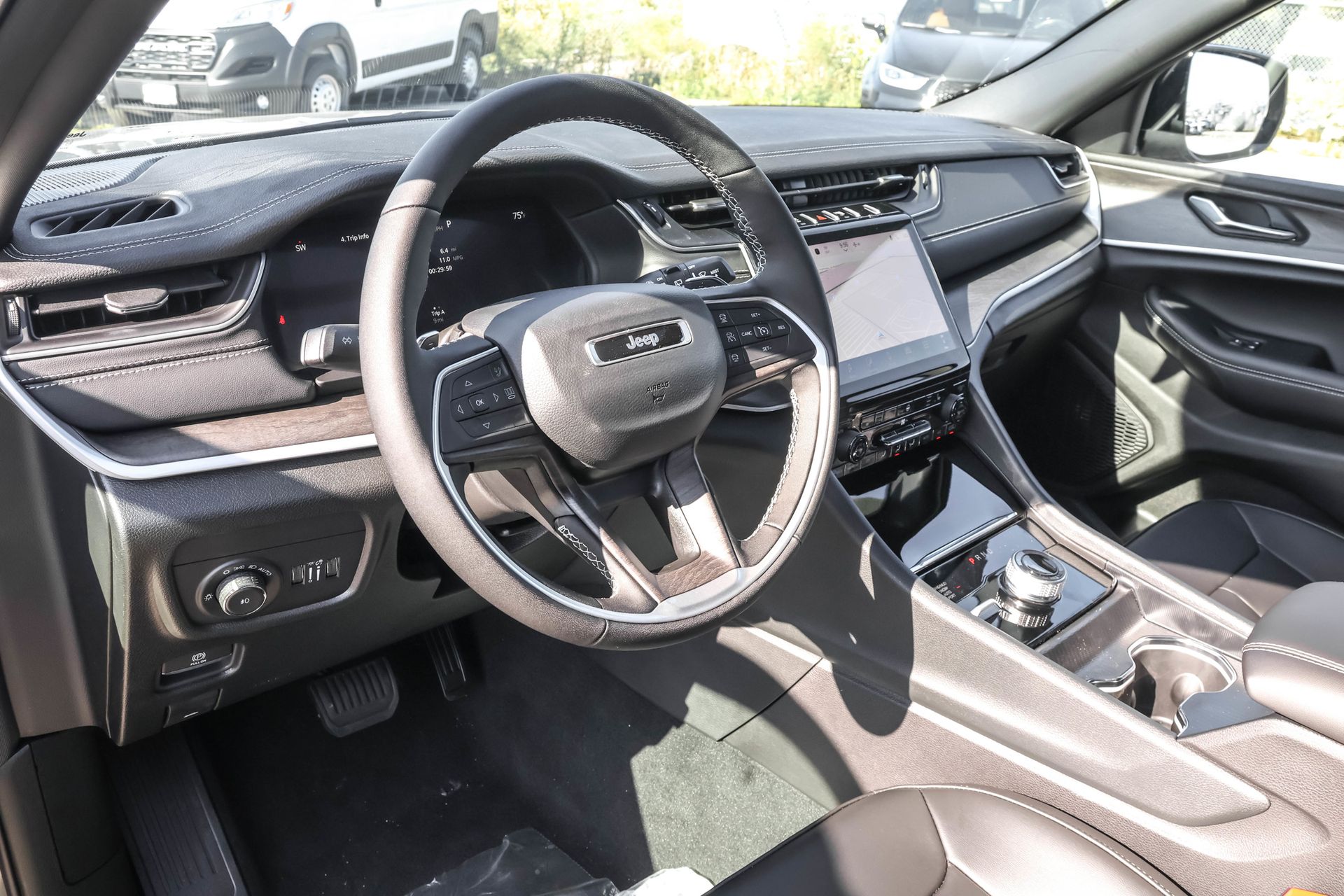 2025 JEEP GRAND CHEROKEE - Image 4