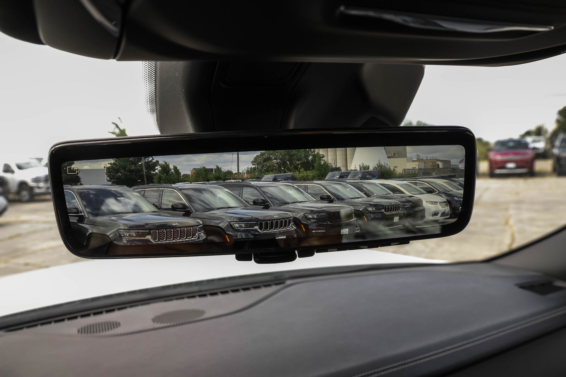 2025 JEEP GRAND CHEROKEE - Image 30