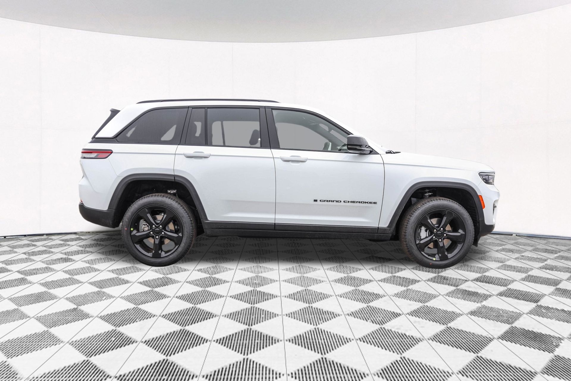 2025 JEEP GRAND CHEROKEE - Image 12