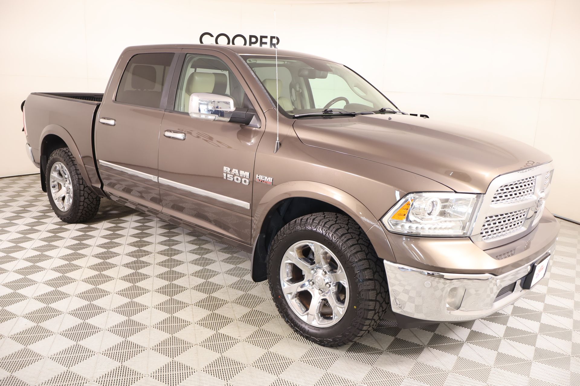 2018 RAM 1500 Marrón (Walnut Brown Metallic Clearcoat) Camioneta Todo terreno 8 velocidades Automática