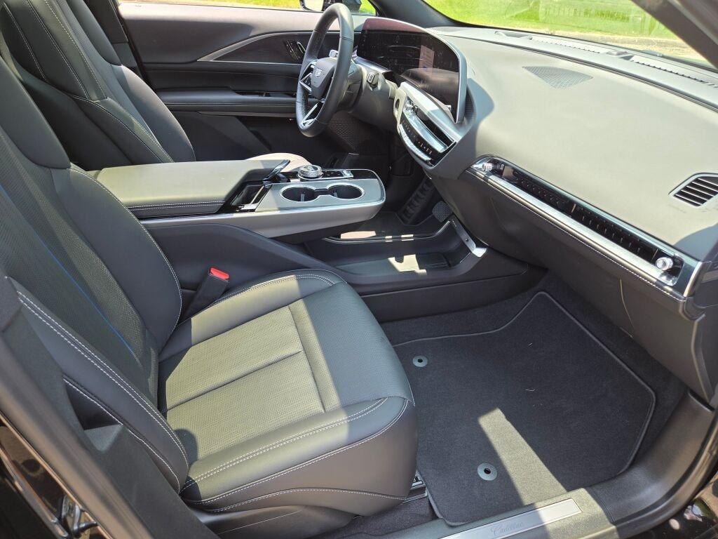 2025 Cadillac Lyriq Sport photo 4