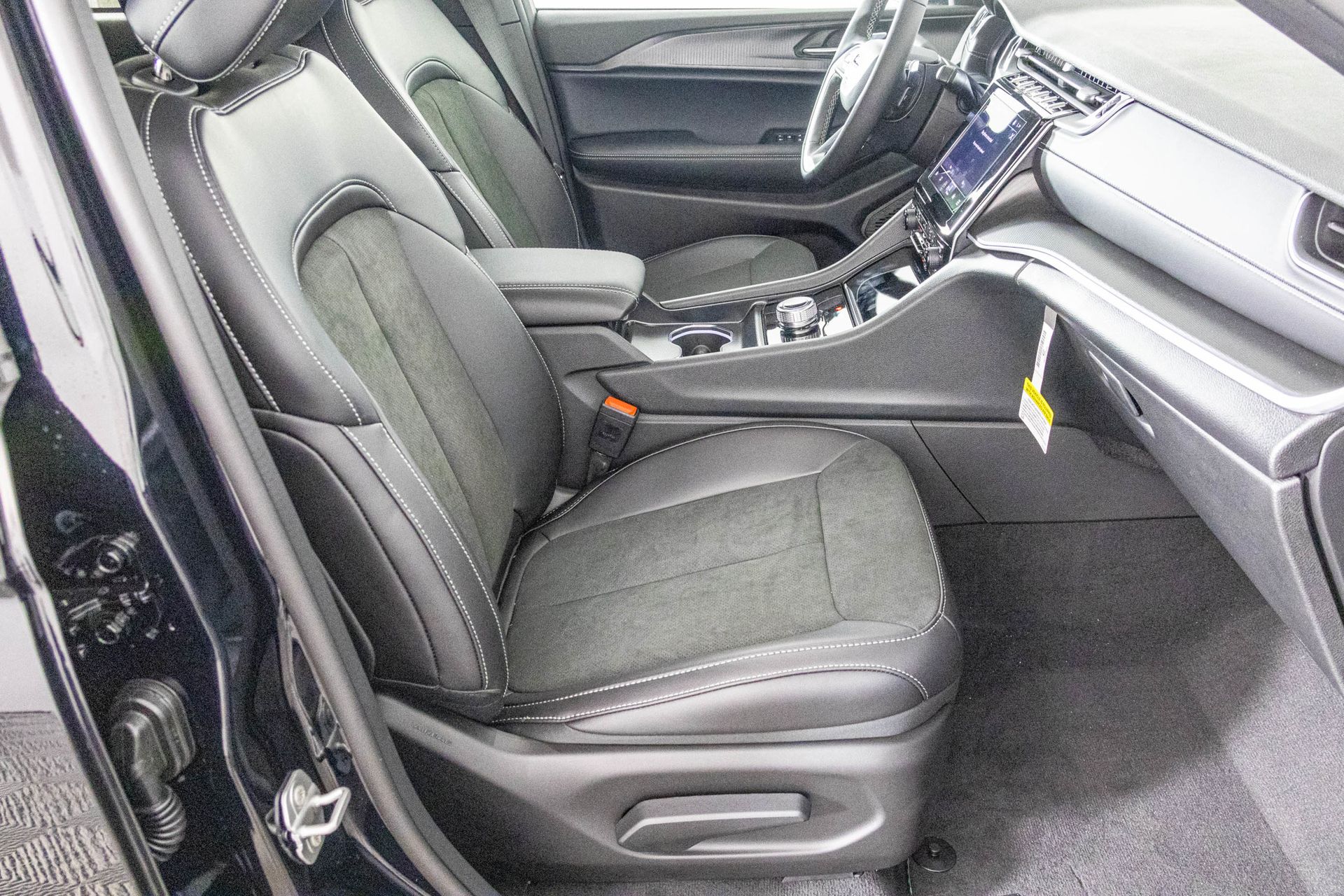 2025 JEEP GRAND CHEROKEE - Image 38