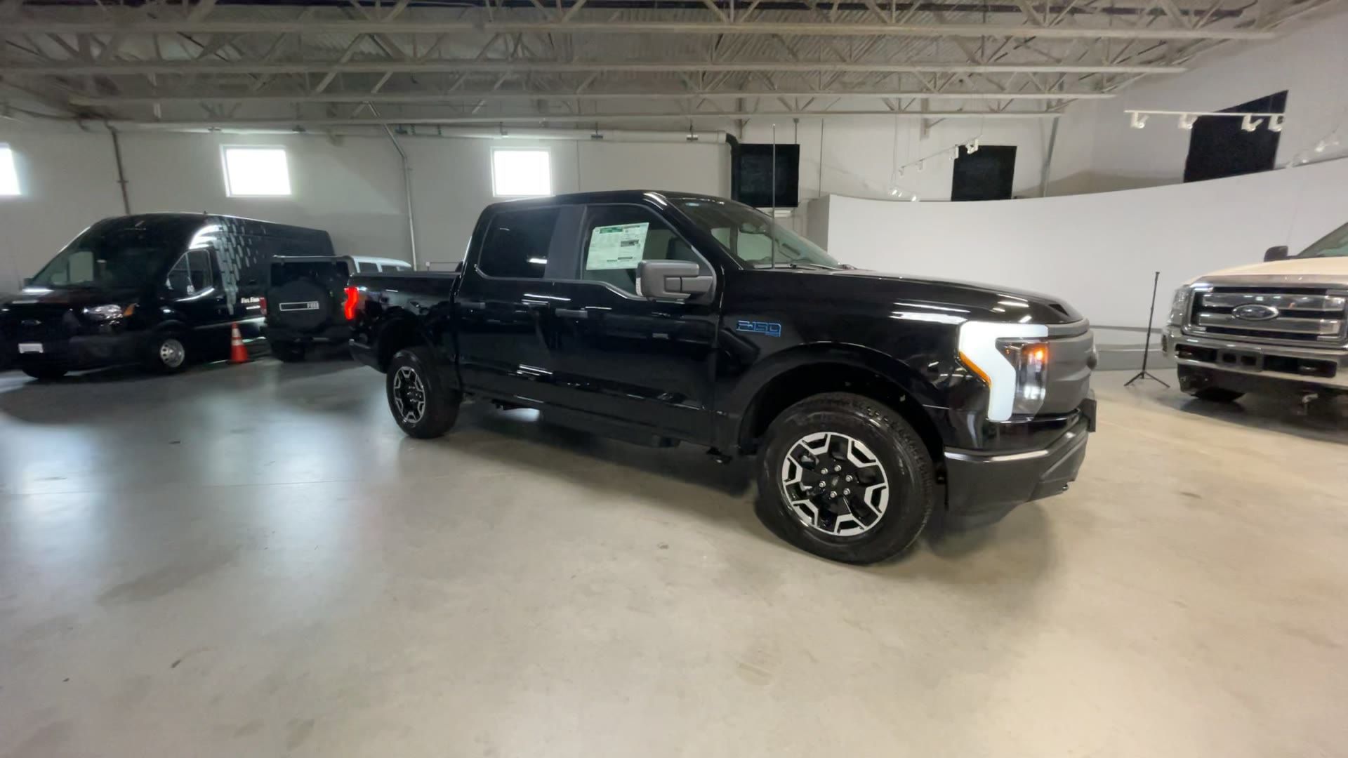 2024 Ford F-150 Lightning Pro - Photo 2