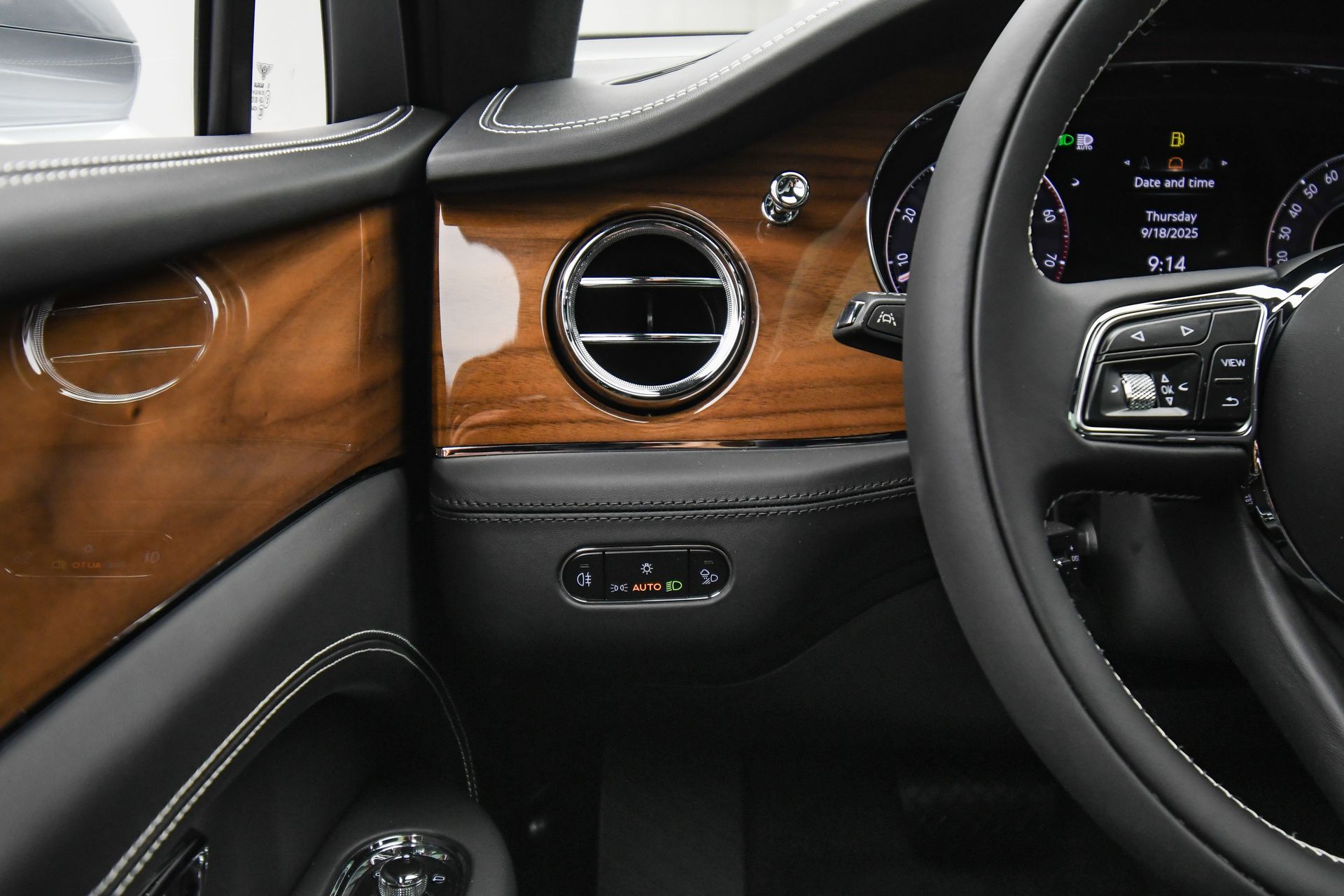 2025 Bentley Bentayga - Photo 32